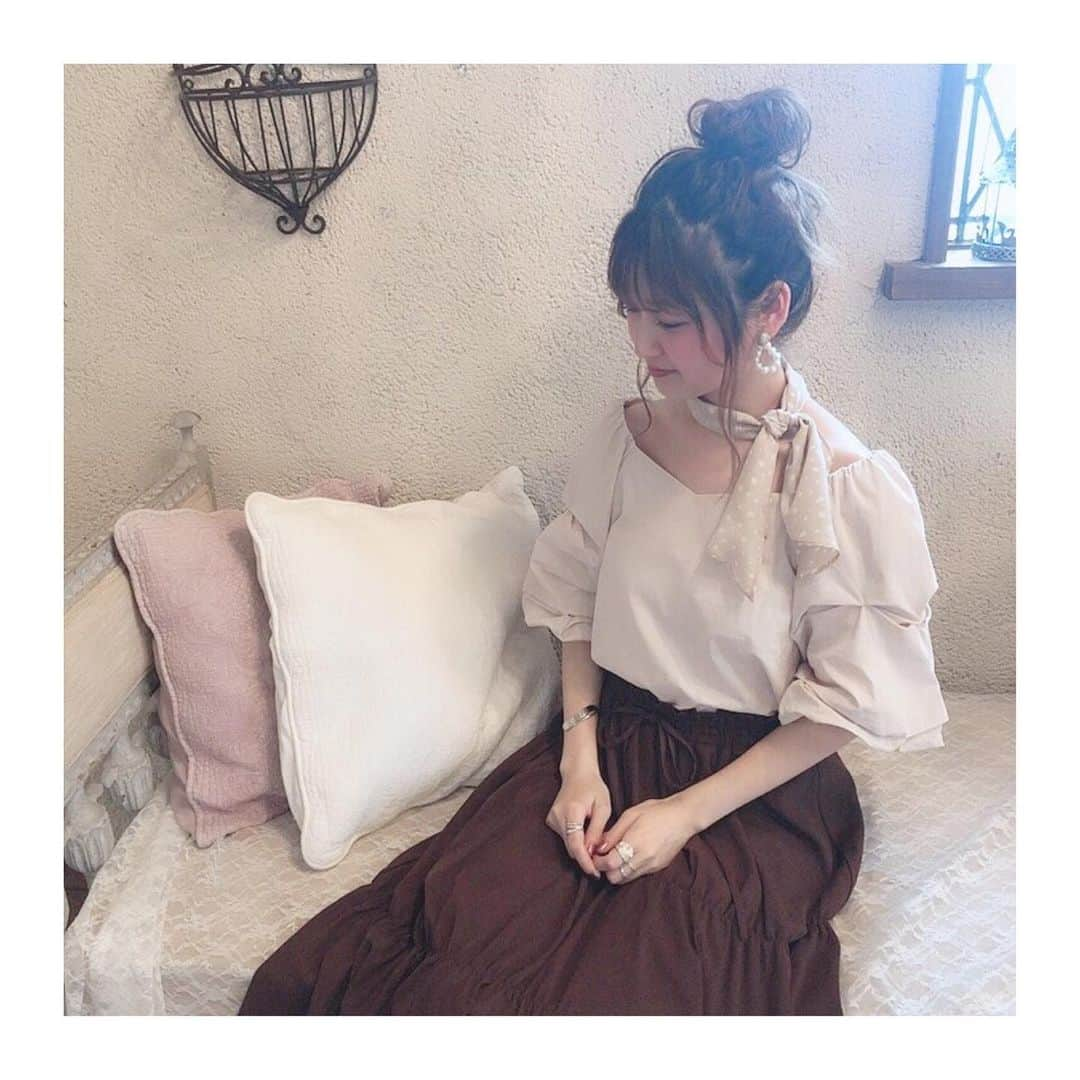 one after another NICECLAUPさんのインスタグラム写真 - (one after another NICECLAUPInstagram)「ㅤㅤㅤㅤㅤㅤㅤㅤㅤㅤㅤㅤㅤ 【店頭販売スタート🌻💕】 ㅤㅤㅤㅤㅤㅤㅤㅤㅤㅤㅤㅤㅤ ㅤㅤㅤㅤㅤㅤㅤㅤㅤㅤㅤㅤㅤ 大人気のスカーフ付きブラウスが トレンドライクな 袖ボリュームデザインになって登場🤭♥︎ ㅤㅤㅤㅤㅤㅤㅤㅤㅤㅤㅤㅤㅤ  スカーフ付きブラウス #101310090 ¥3,900+tax  ㅤㅤㅤㅤㅤㅤㅤㅤㅤㅤㅤㅤㅤ ﻿ ﻿﻿﻿﻿﻿ ﻿﻿﻿ ﻿詳細は﻿﻿﻿﻿﻿ 公式通販サイトにて公開☺︎﻿﻿﻿﻿﻿﻿﻿ ㅤㅤㅤㅤㅤㅤㅤㅤㅤㅤㅤㅤㅤ﻿﻿﻿﻿﻿﻿﻿﻿﻿ ﻿﻿﻿﻿﻿﻿﻿﻿﻿﻿﻿﻿﻿﻿ ㅤㅤㅤㅤㅤㅤㅤㅤㅤㅤㅤㅤㅤ﻿﻿﻿﻿﻿﻿﻿﻿﻿﻿﻿ プロフィール欄のURLから❤︎﻿﻿﻿﻿﻿﻿﻿﻿﻿﻿﻿﻿﻿﻿﻿﻿﻿﻿﻿ @niceclaup_official_﻿﻿﻿﻿﻿﻿﻿﻿﻿﻿﻿﻿﻿ ㅤㅤㅤㅤㅤㅤㅤㅤㅤㅤㅤㅤㅤ ㅤㅤㅤㅤㅤㅤㅤㅤㅤㅤㅤㅤ﻿﻿﻿﻿﻿﻿﻿﻿﻿﻿﻿﻿﻿ ﻿﻿ㅤㅤㅤㅤㅤㅤㅤㅤㅤㅤㅤㅤㅤ﻿﻿﻿﻿﻿﻿﻿﻿﻿﻿﻿ #niceclaup #niceclaup_ootd #niceclaup_2019aw #ootd #2019aw  #fashion  #ナイスクラップ ﻿#スカーフ #袖ボリューム  #ブラウス」7月13日 21時27分 - niceclaup_official_