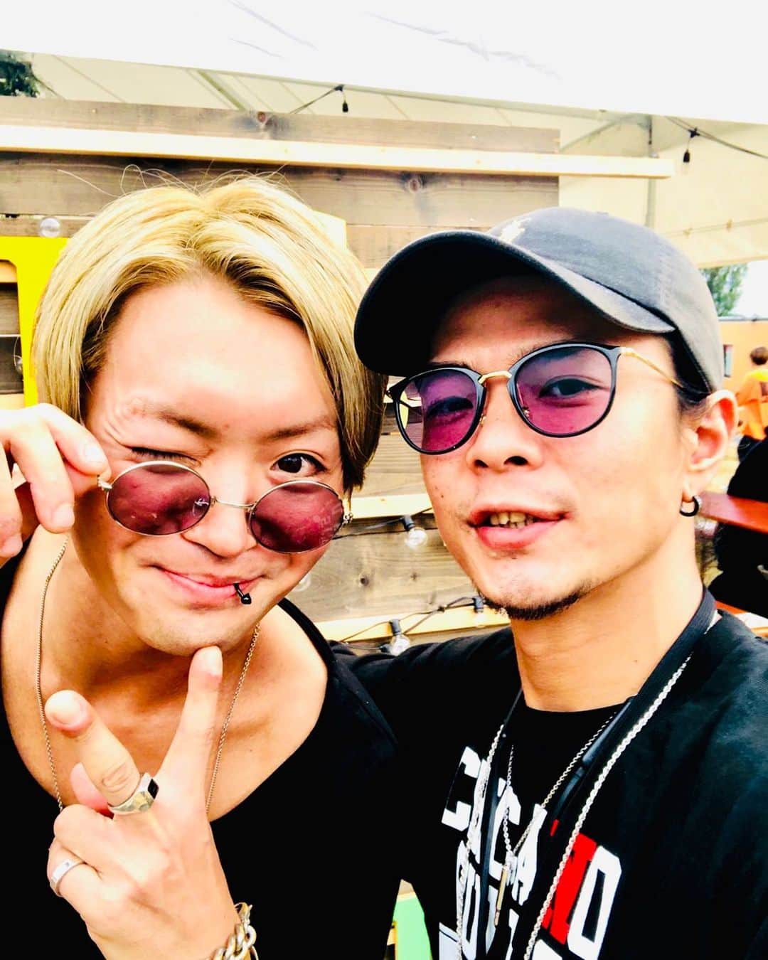 辻村勇太のインスタグラム：「JOIN ALIVE2019見てくれたみなさんありがとうございましたー！ 新曲バッドパラドックスも初披露！！これからたくさんやっていくからねー！！ いやー今日は最近のライブの中で一番緊張した！！笑 緊張した理由はすごい個人的な話です。 自分たちの出番前に出演していた福原美穂さんのバックバンドをやってるベースが師匠だったからです。 福原美穂さんのライブ初めて見させてもらったんですがすごい見てて気持ちがよかったです！！ ソウルフルだし音符が周りに飛んで見える感じ♪♪♪ ただ師匠のあとにやるプレッシャーやばくて出番前珍しく手の震えが止まらなかった笑 初めてライブを見てもらえて、カッコよかったわ！って言ってもらえてほんと嬉しかった。 新曲のベースめっちゃいいじゃん！とも言ってもらえてより自信が持てた！！ 師匠と出会えてなかったら今の自分はいないし、音楽に対しての考え方やベースラインなど成長できなかったと思う。 半年前、師匠のセッションを見て衝撃を受けて思わずレッスン受けたいですって言って良かったなと。だからこそまだまだ吸収したい事だらけなんです。 もう師匠愛が止まらんのです笑  聴いてくれてるみんなもワクワクするような音楽聴きたいでしょ？笑 ココロ踊るようなカッケェベース聴きたいよね？ これからも自分がカッコいいと思う事を信じて表現していきたいなと。 自分は音楽がこんなに大好きなんだなと改めて再確認できたJOIN ALIVEになりました！！ ありがとうございました！  #joinalive #blueencount #森多聞 #辻村勇太」