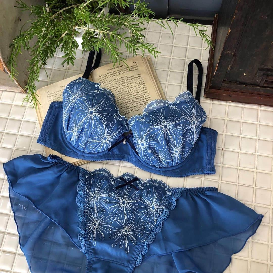 AMPHIさんのインスタグラム写真 - (AMPHIInstagram)「. new item . ラメ糸の輝きが花火を思わせる 夏にピッタリなブラ💫 . --------------- Bra  B-G/65-75 ¥1,980＋tax〜 . Shorts M〜L ¥1,000＋tax〜 --------------- . #amphi #lingerie #アンフィ #ランジェリー #プチプライス」7月13日 21時21分 - amphi_official