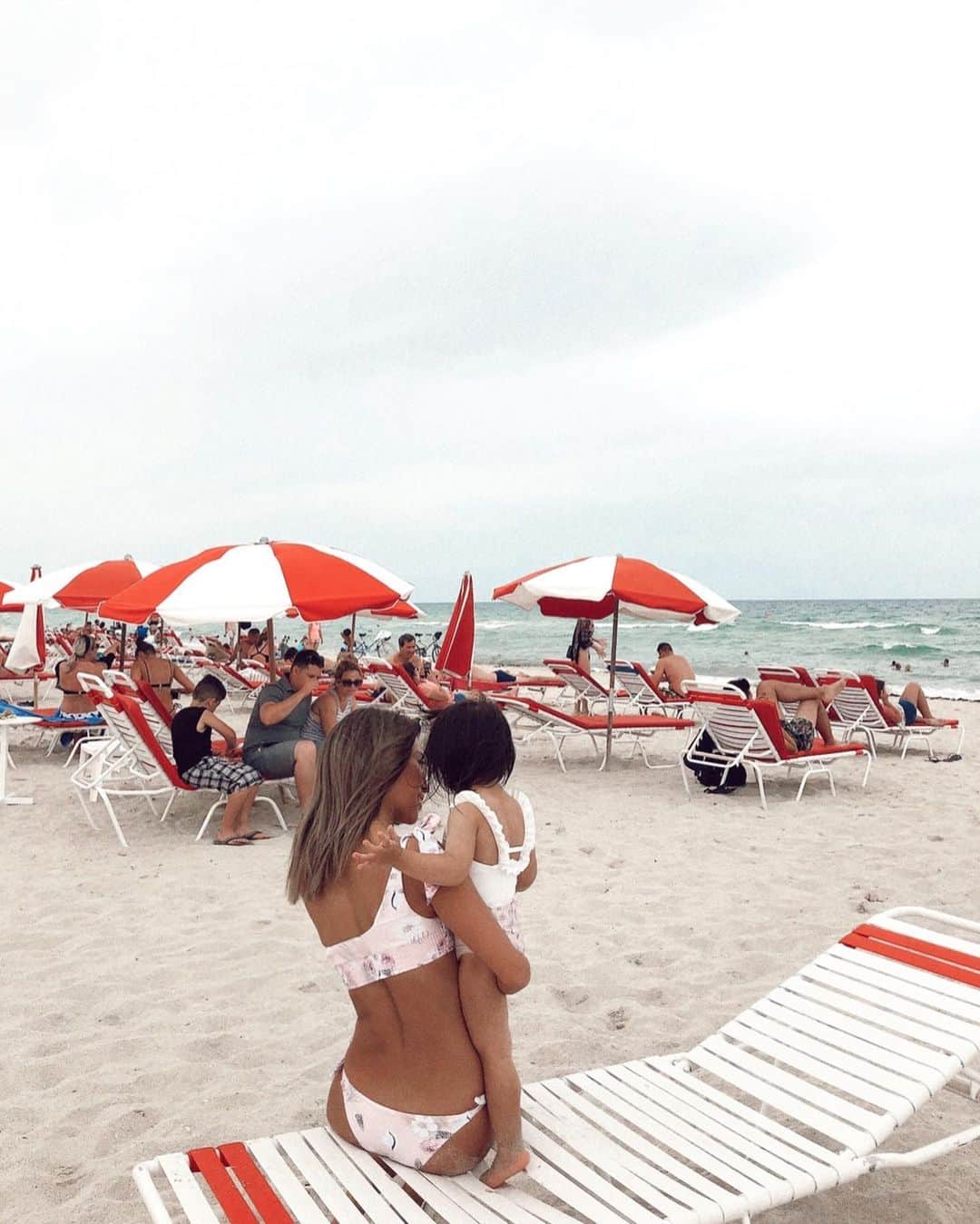 山中美智子さんのインスタグラム写真 - (山中美智子Instagram)「Swim week の 準備の後は 夕方のb Beachへ 🌴  なんと20時くらいまで明るい🌞  お天気があんまり良くなかったけど、娘は 本当に喜んでた❤️ Bikiniはおそろいの柄💕  @alexiastam_official」7月13日 21時23分 - alexiastam1988