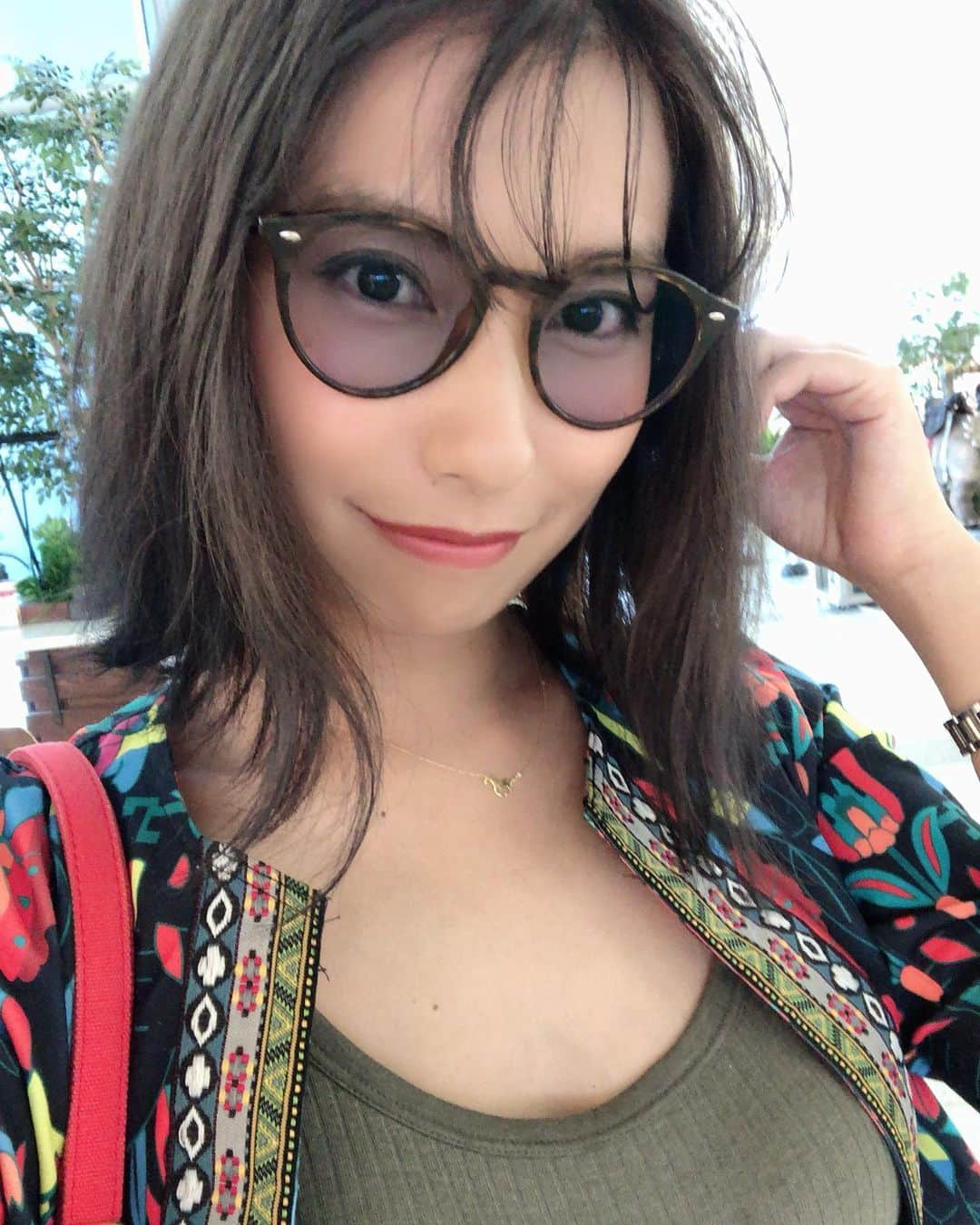 エマ中岡優姫さんのインスタグラム写真 - (エマ中岡優姫Instagram)「イメチェン！ もう少し暗くしたくて カラートリートメント やり直したい🤣 金髪にも未練あるので インナーカラーで 金髪残しときました🤣 #インナーカラー  #カラートリートメント  #金髪  #ダークシルバー  #エママ  #イメチェン  #シングルマザー  #シングルファザー  #8ヶ月ベビー  #男の子ママ  #旅にでます  #サニ坊とエママの旅  #rayban  #レイバン  #サングラス  #度入りサングラス  #trip」7月13日 21時23分 - emma__yun