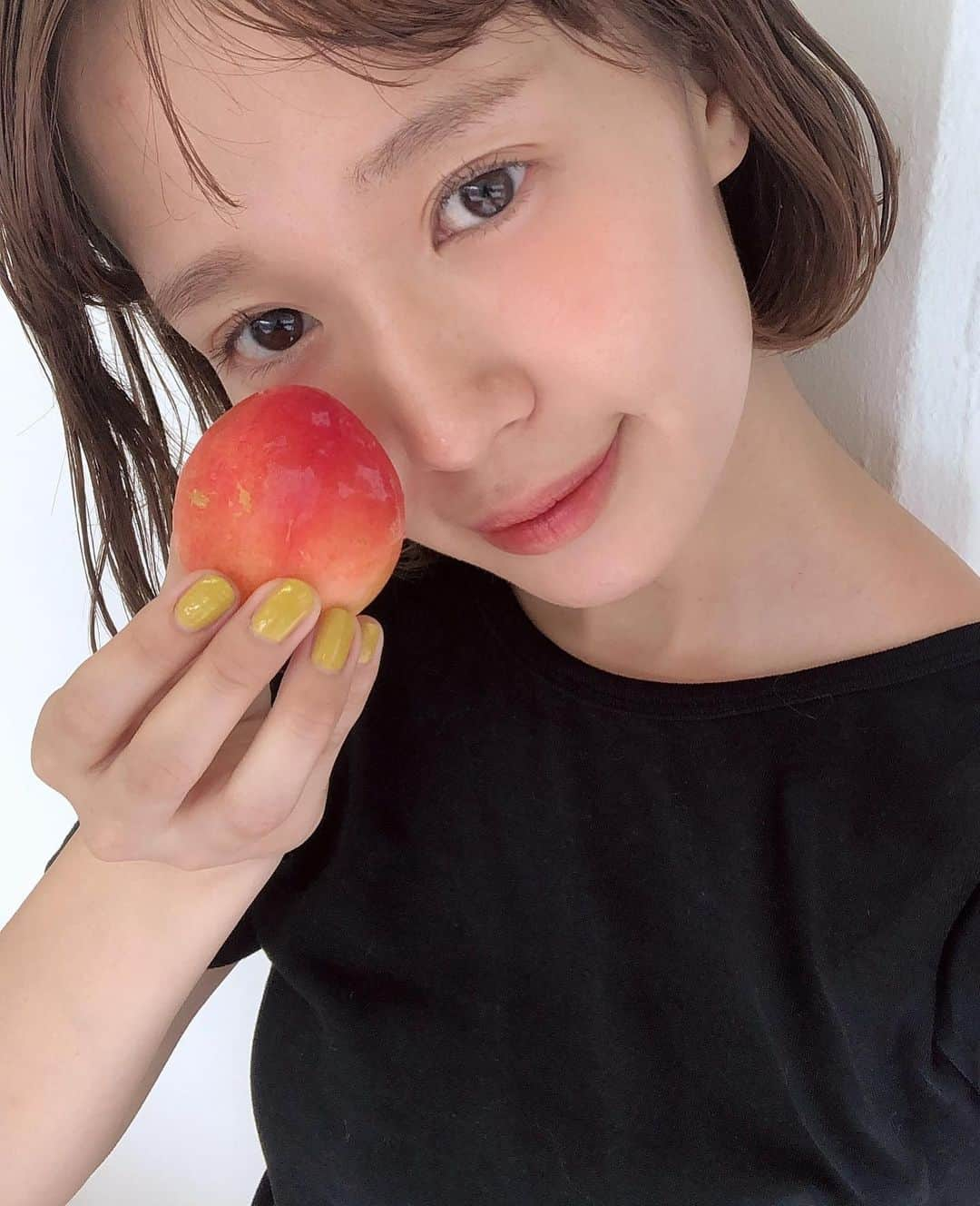 柴田紗希さんのインスタグラム写真 - (柴田紗希Instagram)「new nail〜〜〜☺️ 質問くれてた黄色いネイル♡ @shiro_japan で試し塗りした瞬間一目惚れ！ ありそうでない絶妙な色なんよ！ 青みくすみがかった黄色！ 捜し求めてたのです🌷🙏🏻✨ 絶大におすすめよ。 #shiro #nail」7月13日 21時25分 - shibasaaki