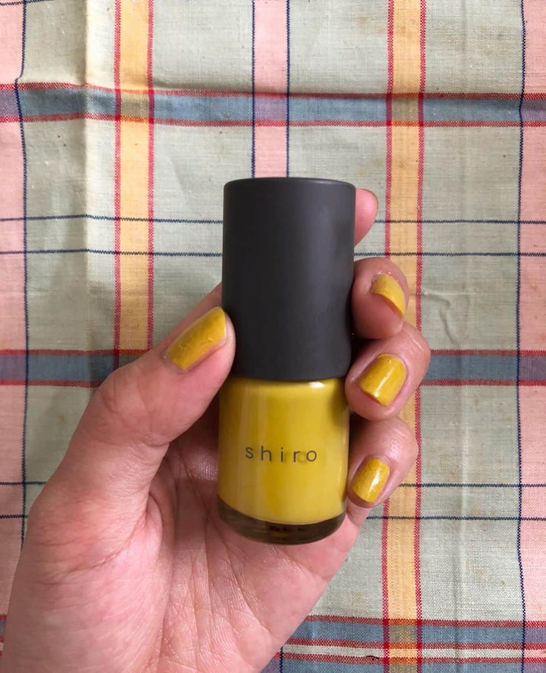のインスタグラム：「new nail〜〜〜☺️ 質問くれてた黄色いネイル♡ @shiro_japan で試し塗りした瞬間一目惚れ！ ありそうでない絶妙な色なんよ！ 青みくすみがかった黄色！ 捜し求めてたのです🌷🙏🏻✨ 絶大におすすめよ。 #shiro #nail」