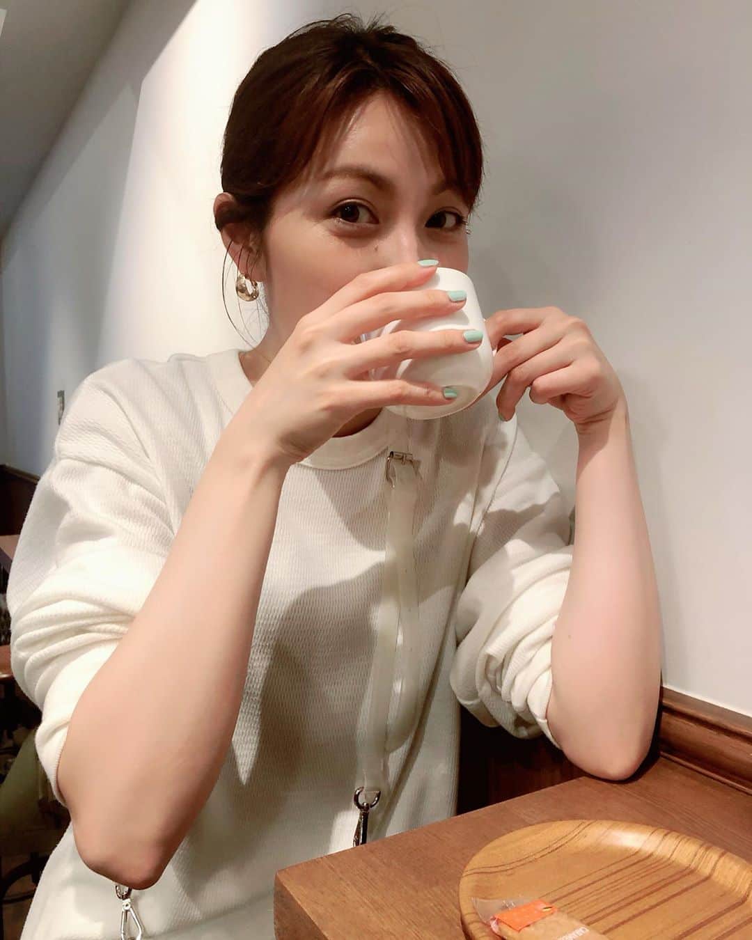 のインスタグラム：「髪が湿気でもわもわ。  なんかだいたい白着てるな。」