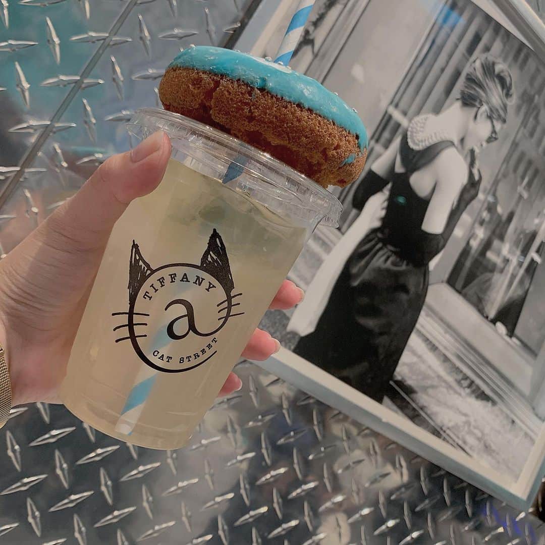 のインスタグラム：「・ ・ #ティファニーブルー ・ 可愛いドーナツとレモネード💛💙 ・ ・ ・ #tiffanycafe #カフェ巡り #原宿カフェ #レモネード」