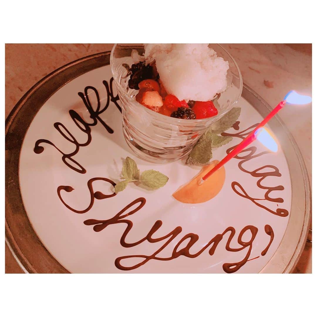 のインスタグラム：「先日おシャンなフレンチレストランFRANZさんにてお祝いしていただきました。 最初に出てきたトリュフワッフルはあと2.3枚は余裕で食べられちゃうくらい絶品☺️ 他のお料理もぜーんぶ美味しかった👍 美味しいご飯を食べながらの楽しい時間。 出会いからもはや20年以上がたち、こうやって今もお祝いしてもらえるって幸せね🥰 Thank you and love you @miwanakabayashi & @clasky825 ❤️ #birthdaydinner #yum #happy #bff」