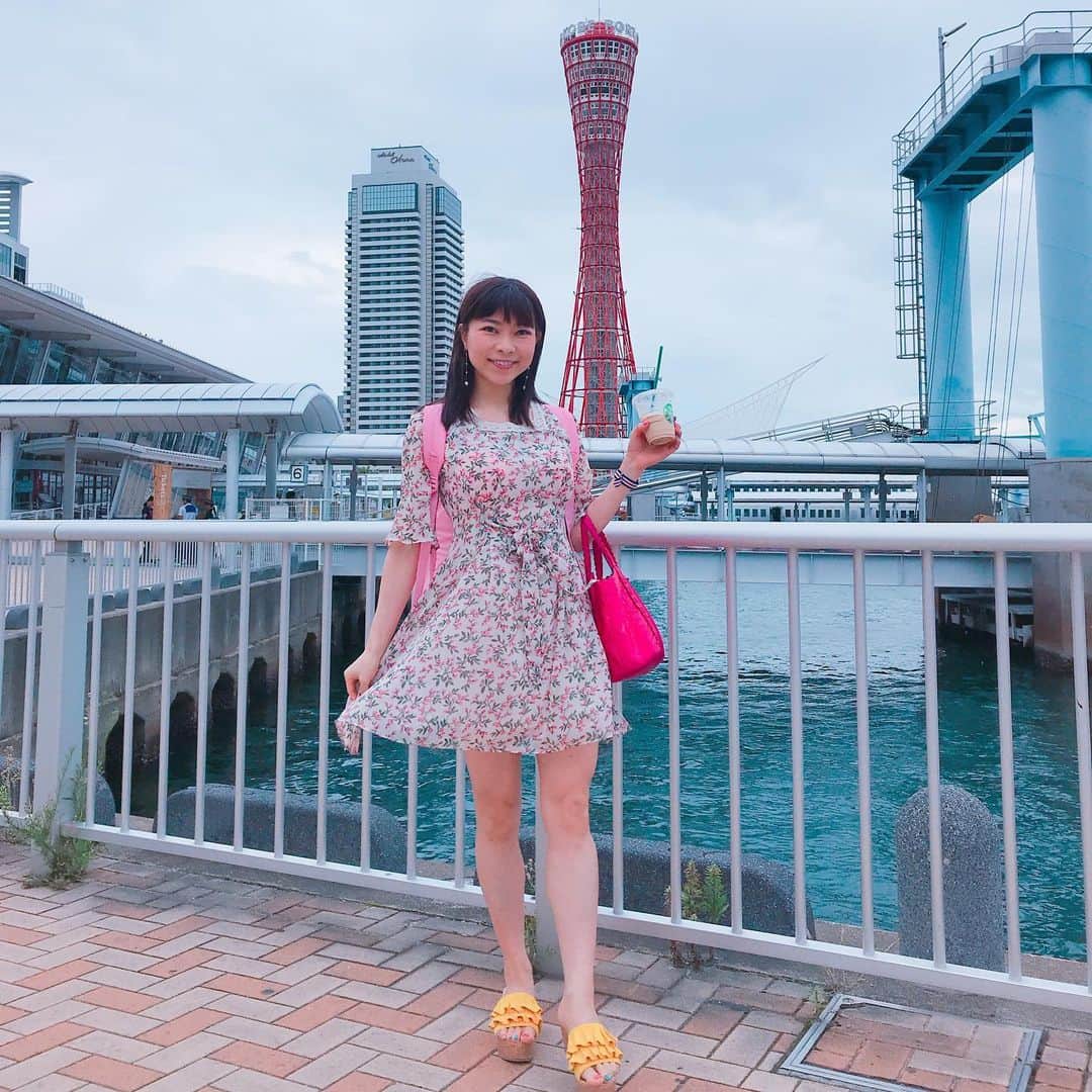DJ MIYAさんのインスタグラム写真 - (DJ MIYAInstagram)「きゃっほーぉ❤️今週は、ひとりで神戸に旅をしてきましたぁ❤️ . .  前にも神戸にはきていますが、この #ポートタワー が見えてくると、わあー！！！ 神戸に来たなーって感じがします！！❤️ . .  阪神の大震災でも、このポートタワーは倒壊せずに残りました！って以前ラ・スイートのホテルの方が教えてくれたよー。 . .  今回は、ひとり旅だったので中国や、インドからきた観光客の人が撮ってくれましたー。 いつも誰かしら写真撮ってくれる。 ありがとうございます！💗 . .  ポートタワーは、まだ登ったことがないのですが  ぜひ次回は、ポートタワーからの景色もブログに載せたいなーって思っています。❤️ .  きっと眺めも素晴らしいんだろうなー！！！ 淡路島とかも見えるのかな。 . 【2019年7月MIYA神戸ひとり旅】 . . .  #タビジョ #女子旅  #神戸旅 #国内旅行 #旅コーデ #関西女子旅  #旅ブロガー #インスタグラマー #インフルエンサー #旅行記 #旅 #旅好き #ひとり旅 #1人旅 #今日のコーデ #ファッション  #ファッションブロガー #旅行好き  #神戸旅行 #神戸 #関西ひとり旅 #神戸女子旅 #KOBE #ファッションコーデ #モデル #神戸メリケンパーク #旅インスタグラマー #旅好き女子 #女子旅行」7月13日 21時40分 - dj_miya