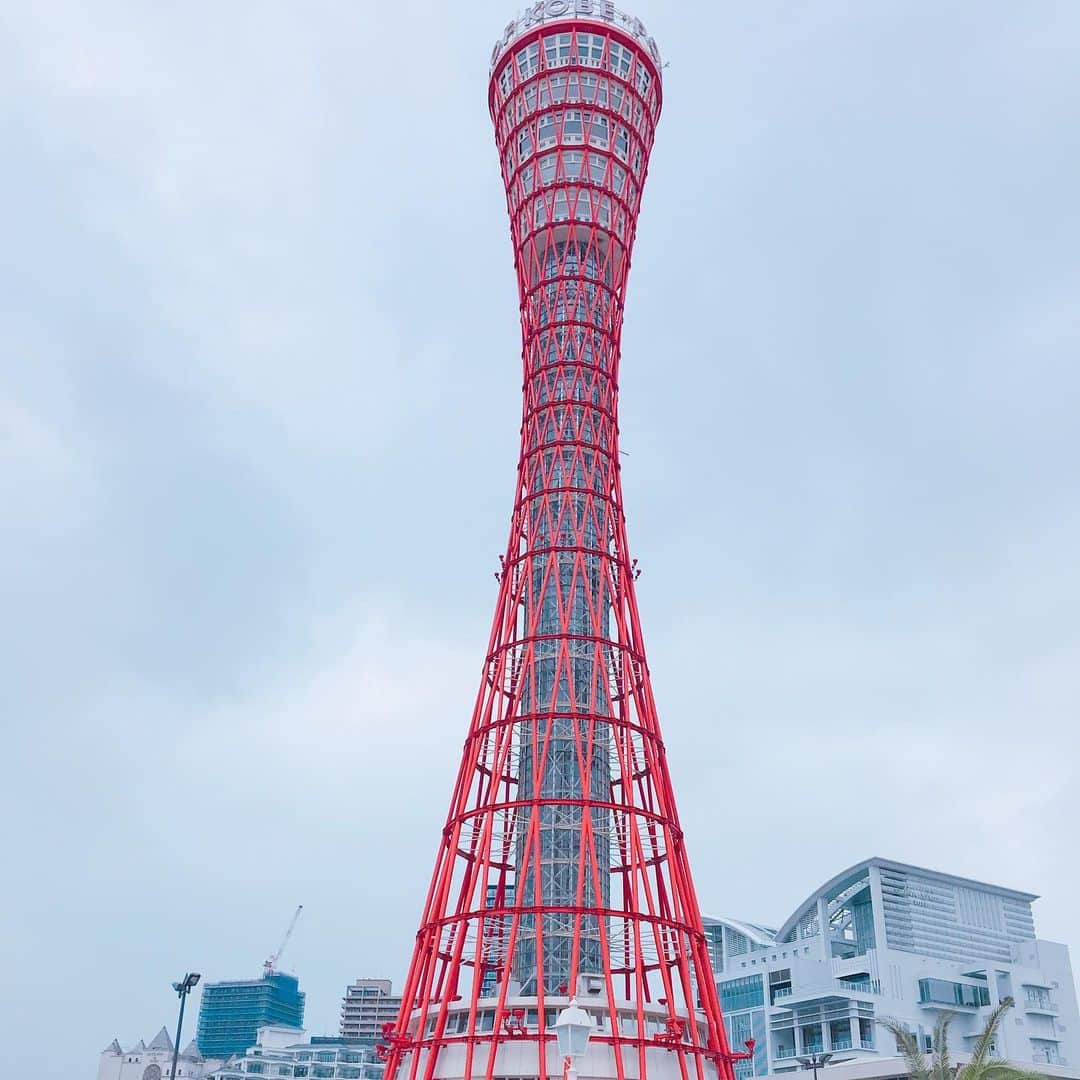 DJ MIYAさんのインスタグラム写真 - (DJ MIYAInstagram)「きゃっほーぉ❤️今週は、ひとりで神戸に旅をしてきましたぁ❤️ . .  前にも神戸にはきていますが、この #ポートタワー が見えてくると、わあー！！！ 神戸に来たなーって感じがします！！❤️ . .  阪神の大震災でも、このポートタワーは倒壊せずに残りました！って以前ラ・スイートのホテルの方が教えてくれたよー。 . .  今回は、ひとり旅だったので中国や、インドからきた観光客の人が撮ってくれましたー。 いつも誰かしら写真撮ってくれる。 ありがとうございます！💗 . .  ポートタワーは、まだ登ったことがないのですが  ぜひ次回は、ポートタワーからの景色もブログに載せたいなーって思っています。❤️ .  きっと眺めも素晴らしいんだろうなー！！！ 淡路島とかも見えるのかな。 . 【2019年7月MIYA神戸ひとり旅】 . . .  #タビジョ #女子旅  #神戸旅 #国内旅行 #旅コーデ #関西女子旅  #旅ブロガー #インスタグラマー #インフルエンサー #旅行記 #旅 #旅好き #ひとり旅 #1人旅 #今日のコーデ #ファッション  #ファッションブロガー #旅行好き  #神戸旅行 #神戸 #関西ひとり旅 #神戸女子旅 #KOBE #ファッションコーデ #モデル #神戸メリケンパーク #旅インスタグラマー #旅好き女子 #女子旅行」7月13日 21時40分 - dj_miya