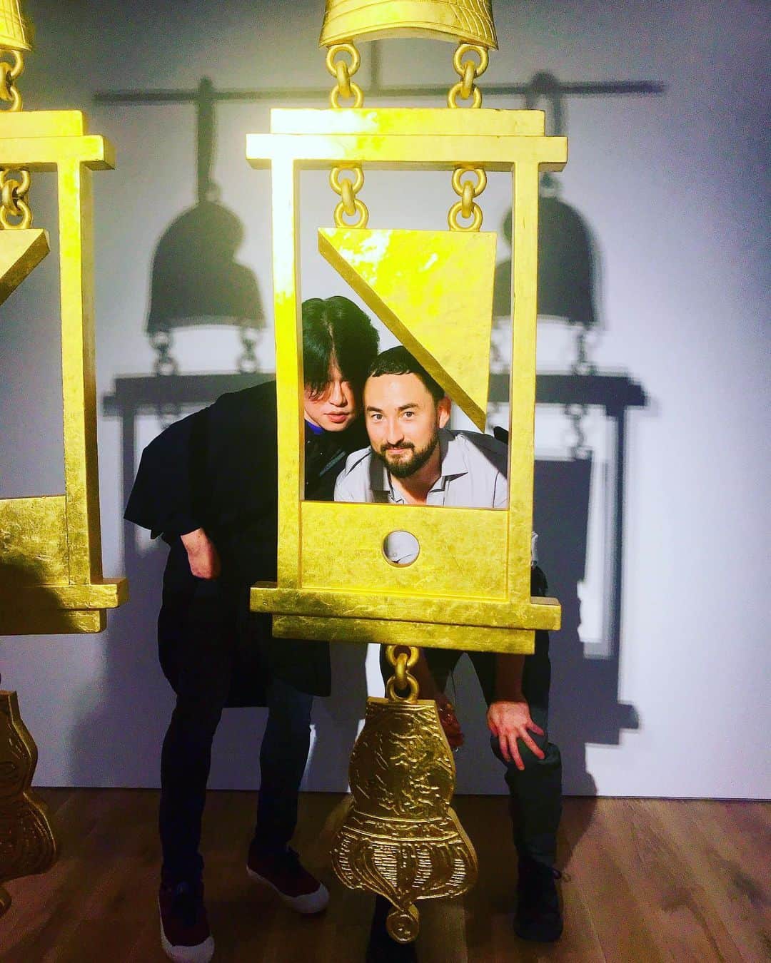 渋谷慶一郎のインスタグラム：「with @simon.fujiwara thank you for great exhibition @taronasu_tokyo ,See you soon!  #ギロチン」
