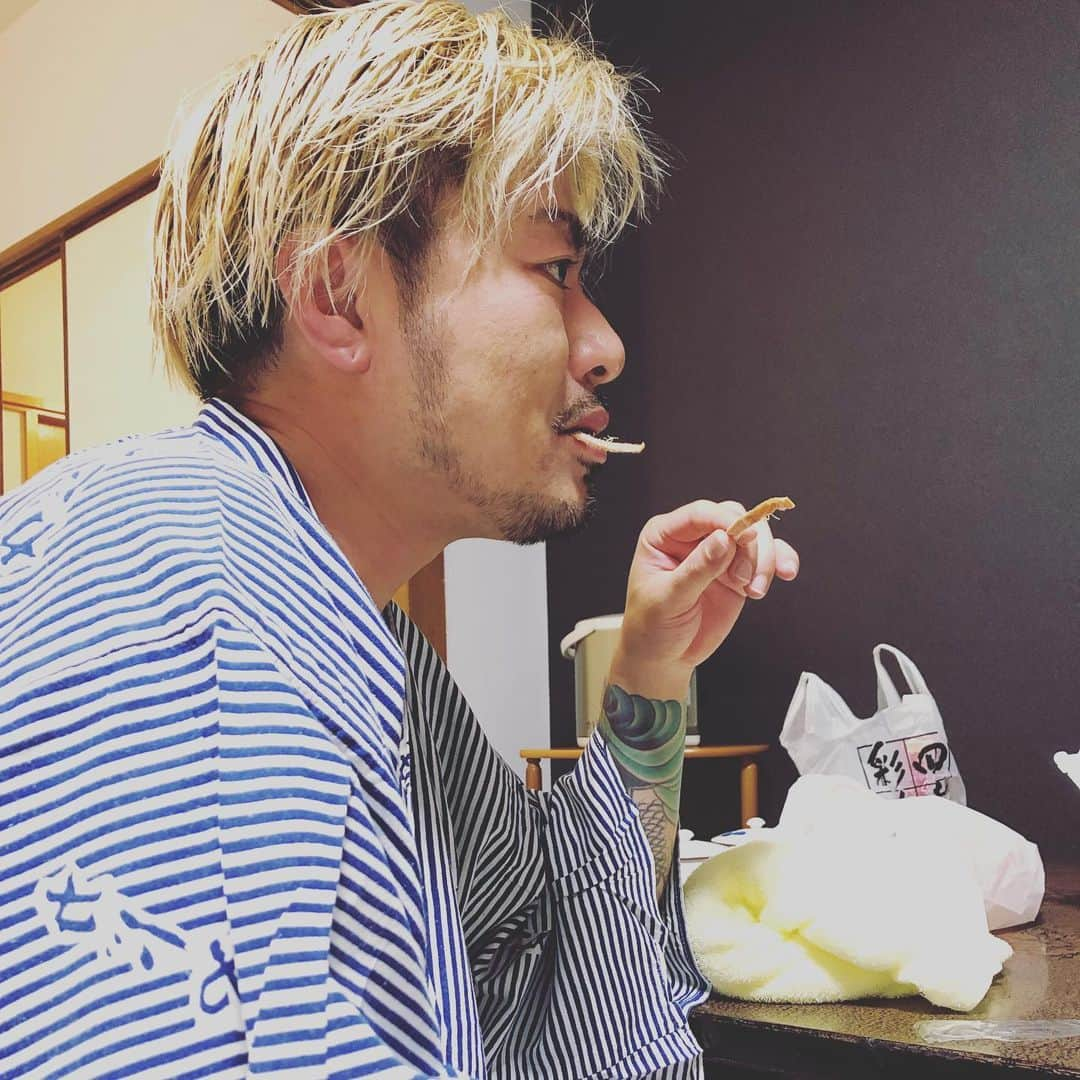 コシバKENさんのインスタグラム写真 - (コシバKENInstagram)「. さぁ明日はいまばりの日。. . 久しぶりの愛媛県。. 気合い入れていきます。. . 朝一から待ってます！. . . #ETKING  #ET20 #いまばりの日  #前ノリ #俺の布団乗るなって #自分とこでイカ食えって」7月13日 21時42分 - koshibaken08