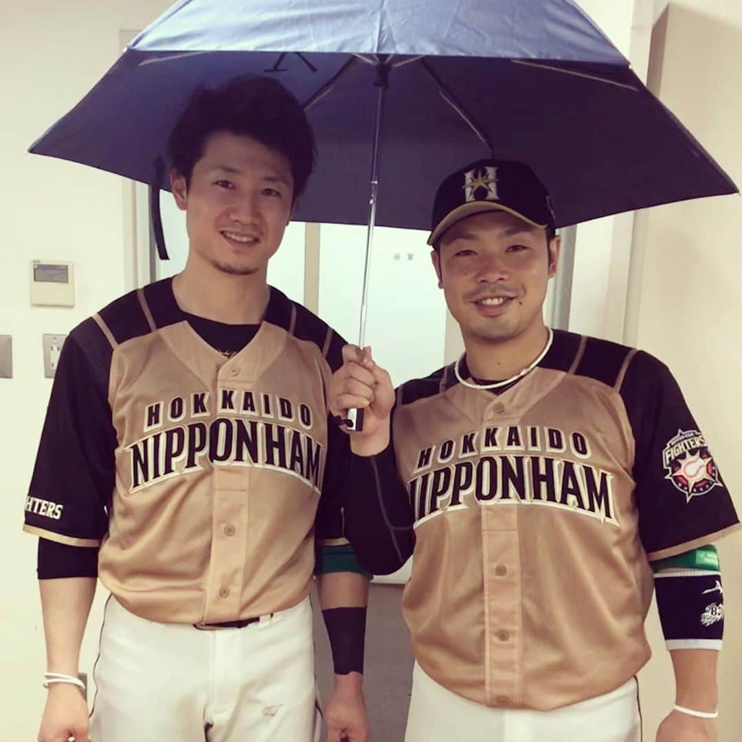 北海道日本ハムファイターズさんのインスタグラム写真 - (北海道日本ハムファイターズInstagram)「西川選手と言えば☂️ #lovefighters #飛び出せ新時代 #西川遥輝 #近藤健介 #二人仲良く #ハルキアンブレラ #マイナビ の #告知もしてます #商品化されたらいいな #マイナビオールスターゲーム2019」7月13日 21時52分 - fighters_official