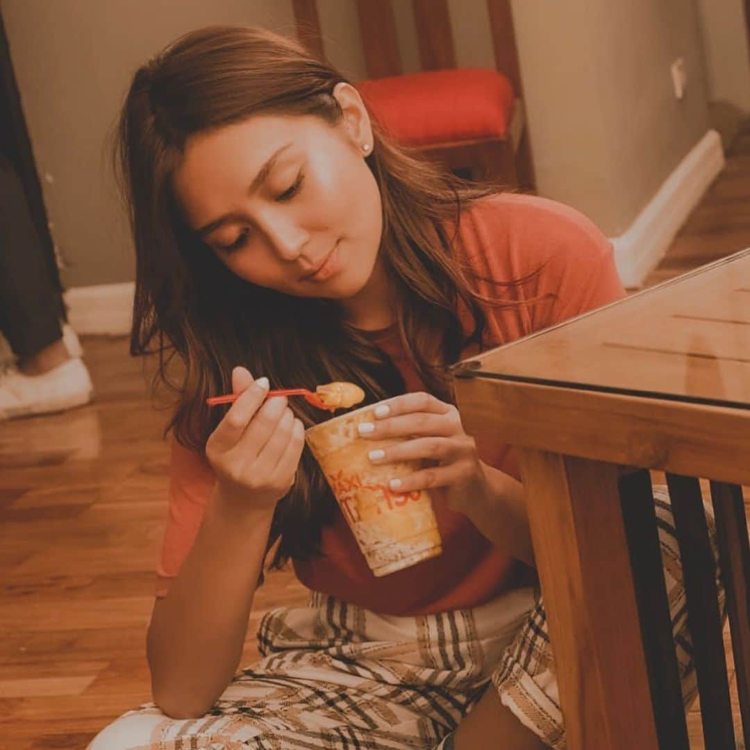 Kathryn Bernardoさんのインスタグラム写真 - (Kathryn BernardoInstagram)「Find a guy who looks at you the way I look at food. 🤭 @maximangoph」7月13日 21時48分 - bernardokath