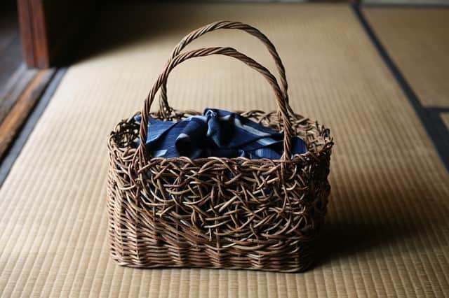 職人.comさんのインスタグラム写真 - (職人.comInstagram)「#丸川商店 の #あづま袋 は、#籠バッグ の #インナーバッグ としてもおすすめです。こちらの籠バッグの内寸は30cm×13.5cm×高さ19cmで、ほぼ隙間なく収まります。サイズをお確かめの上、ぜひご検討くださいませ。 https://www.shokunin.com/jp/marukawa/azuma.html @shokunincom  #職人ドットコム #京都 #京都市 #手仕事 #暮らしの道具 #そうだ京都行こう #暮らしを楽しむ #京都旅行 #京都巡り #京都観光 #京都散策 #京都散歩 #モノづくり #ものづくり #工芸品 #民芸 #民藝 #民芸品 #手工芸 #日本製 #松坂木綿 #松坂もめん #松阪もめん #松阪木綿 #あけび #アケビ」7月13日 21時49分 - shokunincom