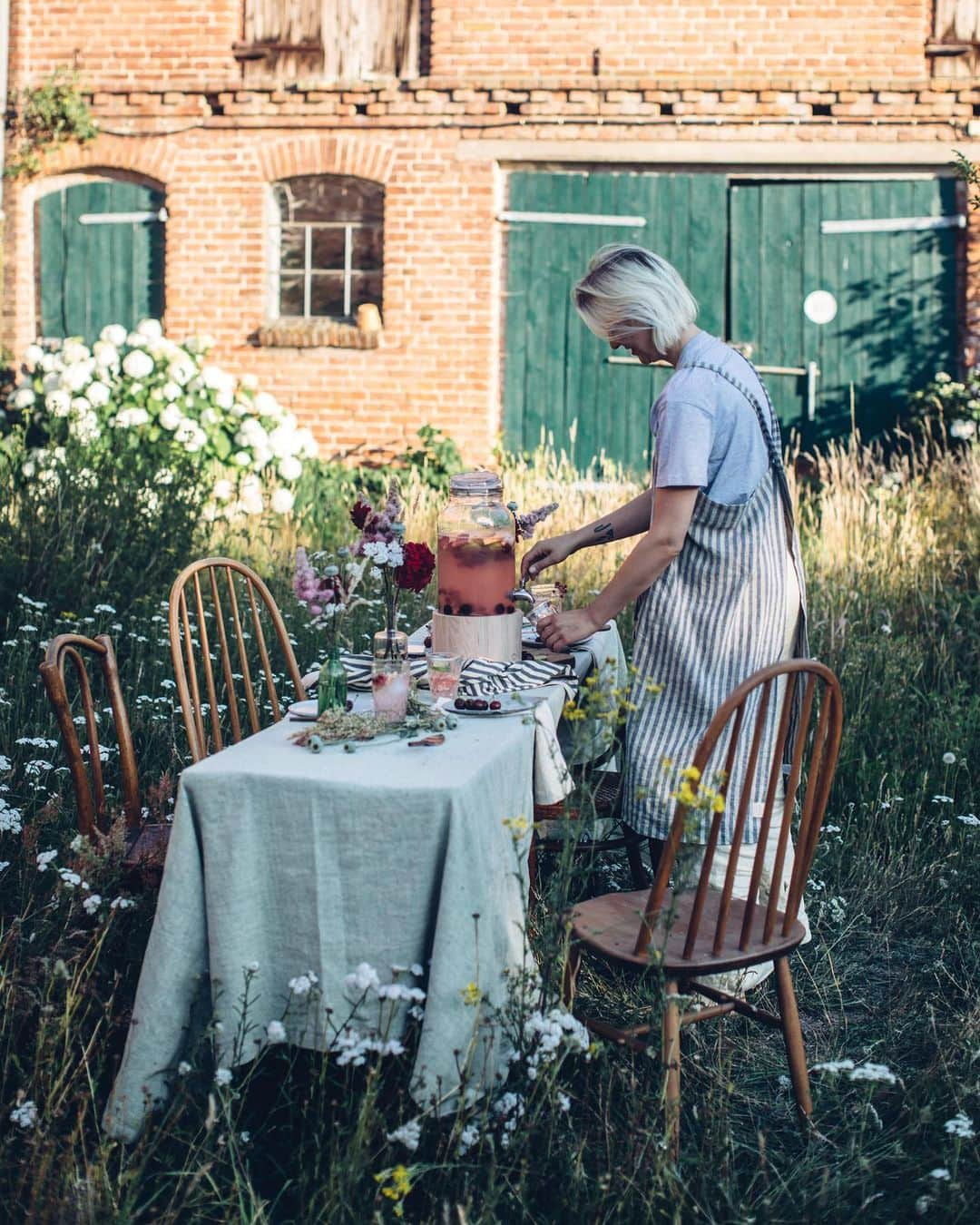 Our Food Storiesさんのインスタグラム写真 - (Our Food StoriesInstagram)「Werbung|Advertisement We are so happy with our new beverage dispenser "Greta" from @springlane.de ❤️ If you want to get one for your next garden party as well,  you can use the code "OURGRETA" to get 15% discout and free shipping until 21st of July. Get the link to the shop in our stories. Happy weekend guys!🍋 #springlane ____ #lemonade🍋 #lemonadedispenser #summervibes #fellowmag #verilymoment #simplejoys #gardeninspo #gardeninspiration #gardenista #countrysidewalk #countrysideliving #countrysidelife #houseandcottage #summermood #germanfoodblogger #foodstylist #foodphotographer #diewocheaufinstagram #theweekoninstagram #summerdrinks」7月13日 21時50分 - _foodstories_