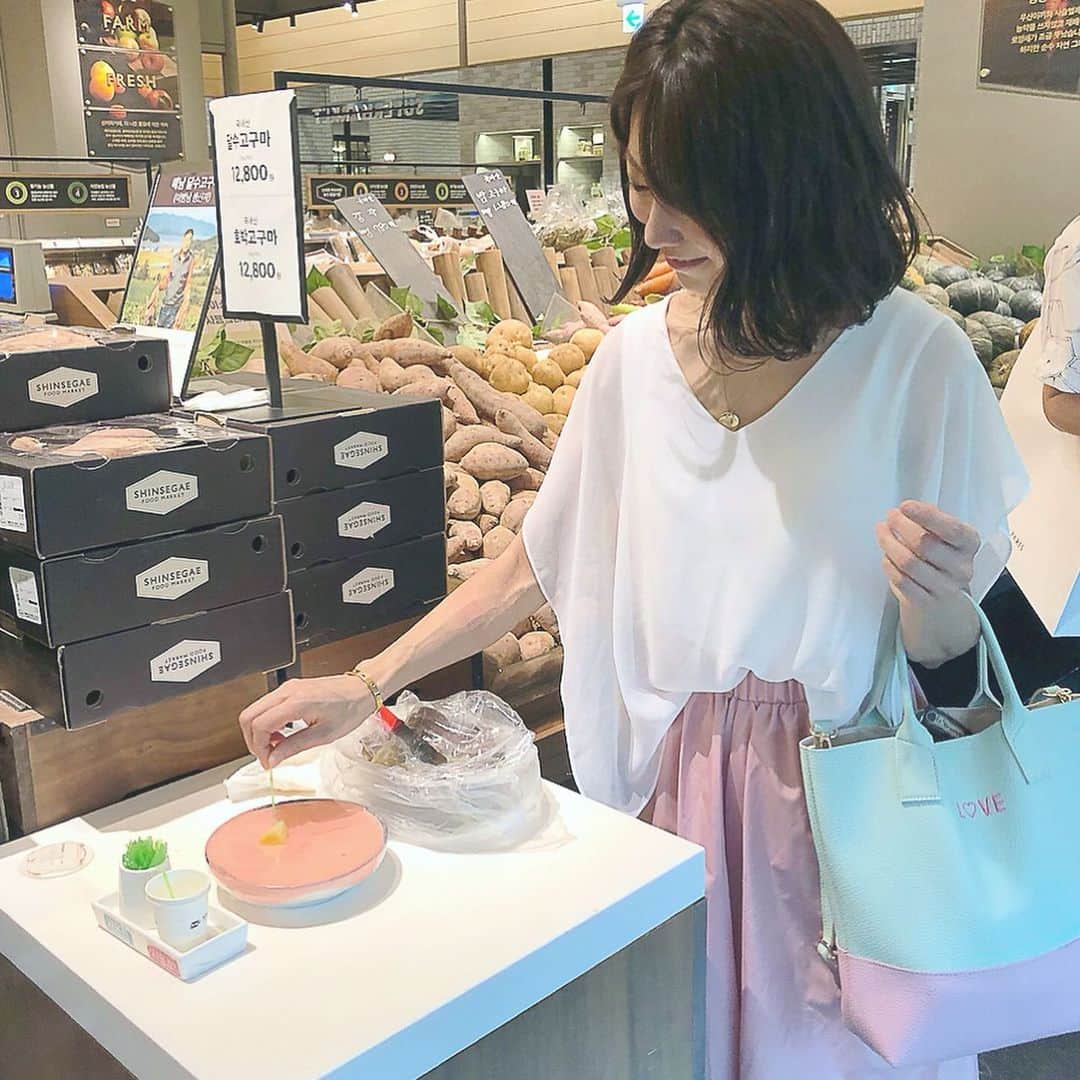 木本泉さんのインスタグラム写真 - (木本泉Instagram)「-﻿ 調味料などを母が買いたいと言うのでSSGへ！﻿ ﻿ 私は、試食、、、🍠笑﻿ なかなか甘くて美味しかった😛﻿ 買って帰りたいけど、無理ね💦﻿ ﻿ 両親共に60歳過ぎているのに元気すぎ✨﻿ 何よりです☺️﻿ ﻿ #SSG#スーパーマーケット#南大門#ソウル#izumi_trip」7月13日 21時52分 - izumikimoto