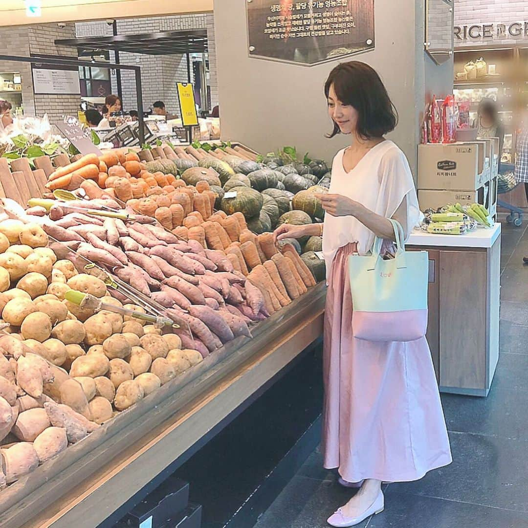 木本泉さんのインスタグラム写真 - (木本泉Instagram)「-﻿ 調味料などを母が買いたいと言うのでSSGへ！﻿ ﻿ 私は、試食、、、🍠笑﻿ なかなか甘くて美味しかった😛﻿ 買って帰りたいけど、無理ね💦﻿ ﻿ 両親共に60歳過ぎているのに元気すぎ✨﻿ 何よりです☺️﻿ ﻿ #SSG#スーパーマーケット#南大門#ソウル#izumi_trip」7月13日 21時52分 - izumikimoto