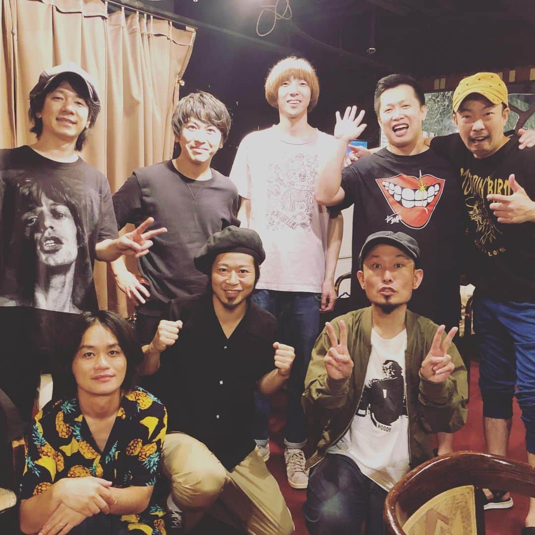 上中丈弥のインスタグラム：「共に22年目のバンド。もはや愛でしかない。ガガガSPすごい好きです。 それにしても「応援歌」と言う我々の表題曲をあれだけ大胆にいじってくるバンドは神戸のガガガと大阪のPANだけです。 アホやと思います😂  わざわざ見てくれた皆さん、我々しつこく75歳目標で続けますね。 バンドマンかっこいいだろ  #イナ戦 #イナズマ戦隊 #ガガガSP」