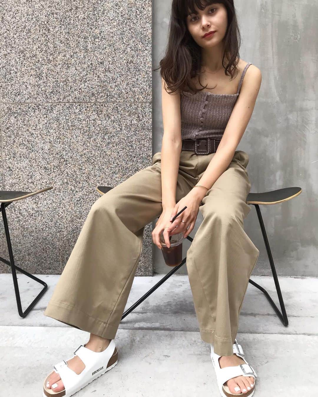 のインスタグラム：「夏はすぐそこ🌞 ビルケンがスナップフェスをやっていて、賞品が豪華。ドイツ旅行に行けるチャンスも✈️ #birkenstock #birkenstocksnap」