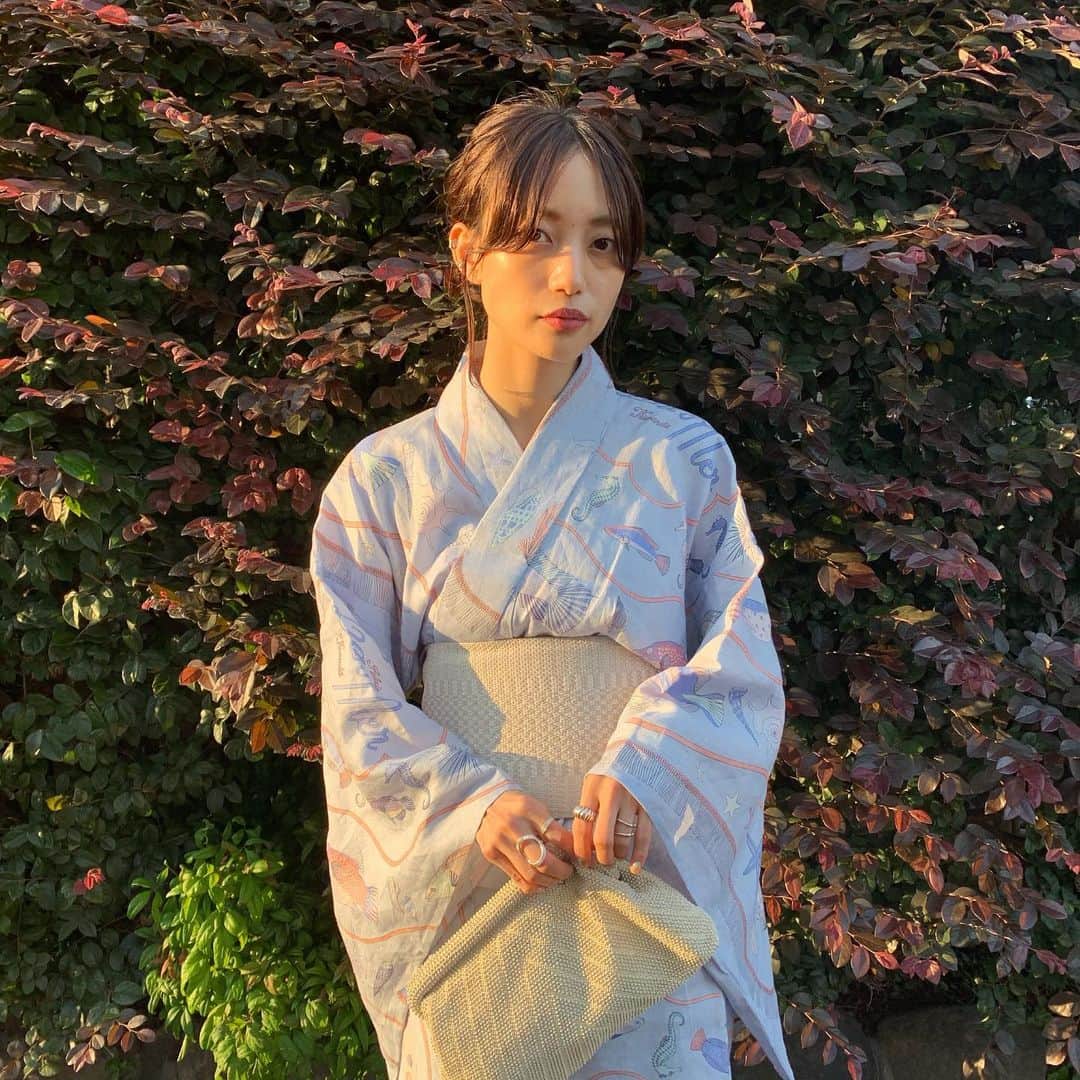 のインスタグラム：「_ 毎年恒例の鎌倉花火👫🧨 すごいきれいだった4枚目みて . 浴衣は @kiwandakiwanda  昨年と帯と小物を変えて着ました。 ヘアアレンジ見えないけど @olta.shogo ありがと✌︎ #そろそろ顔隠す意味」
