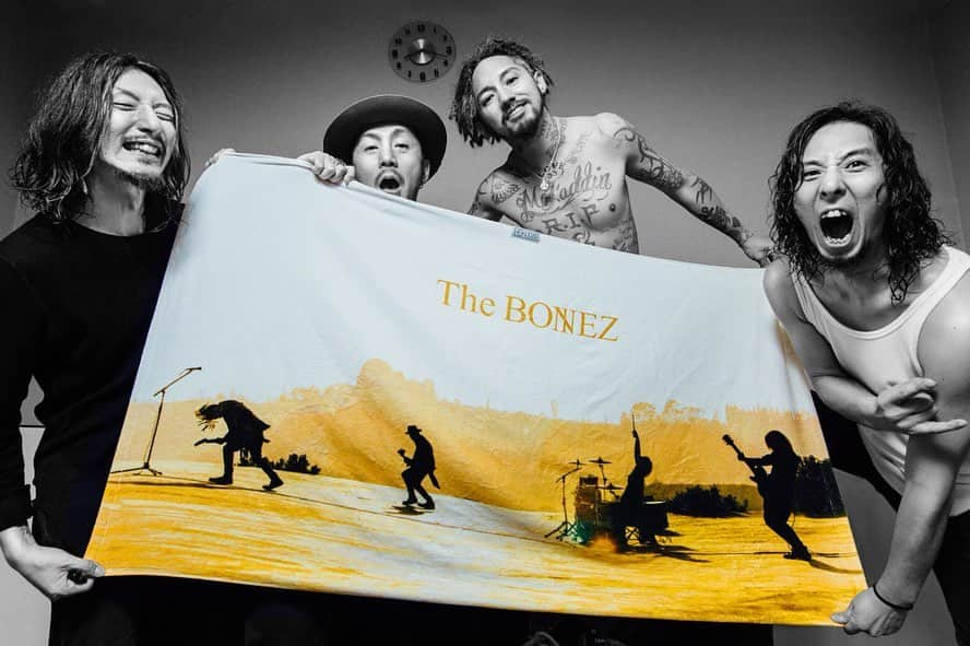 The BONEZさんのインスタグラム写真 - (The BONEZInstagram)「【LEUS x The BONEZ SURF TOWEL】  カリフォルニア発のタオル専門ブランド LEUSと The BONEZ コラボアイテムとなる、特大サイズのSURF TOWEL  7月14日 12:00よりThe BONEZ MERCH STOREにて販売開始!! ※こちらのアイテムは数量限定商品になります。  詳細はこちら▼  thebonez.stores.jp  #thebonez #ザボーンズ #LEUS」7月13日 22時00分 - the____bonez