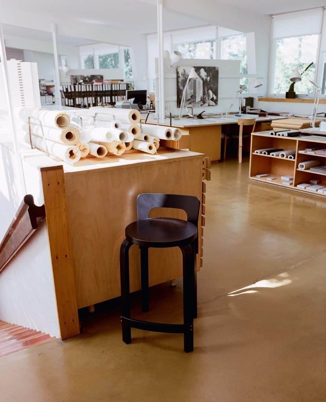 Artekさんのインスタグラム写真 - (ArtekInstagram)「High Chair K65 at Studio Aalto. During summer, the @alvaraaltofoundation hosts three guided tours a day of the studio, which functioned as Alvar Aalto’s office from 1955.  #artek #aalto #highchairk65 #studioaalto #helsinki #architecture」7月13日 22時00分 - artekglobal