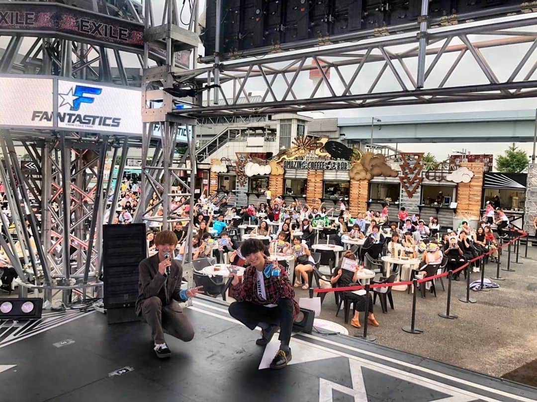居酒屋えぐざいるPARKさんのインスタグラム写真 - (居酒屋えぐざいるPARKInstagram)「. 🔥7/13ご来店情報🔥 . 💫FANTASTICSから 木村慧人さん 中島颯太さん . ⛓DOBERMAN INFINITYから KUBO-Cさん SWAYさん . . が🏮居酒屋えぐざいる🏮に 遊びにきていただきました🥳 . . . 💫FANTASTICSから 木村慧人さん 中島颯太さん . まずは会場のみなさんと乾杯🍓💫 お2人らしい仲良しなトークで 会場を盛り上げていただきました🥰🎶 . なんとその後にはサイン入り色紙をプレゼント✍️✨ . . . そのあとに…⁉️ ⛓DOBERMAN INFINITYから KUBO-Cさん SWAYさん が登場🥳⚡️ . . 会場のみなさんと乾杯🍻 お2人らしい面白たのしいトークに 会場のテンションも😆⤴︎︎︎⤴︎︎ . . . 楽しい時間をありがとうございました🙇✨ . . 毎日何が起こるかわからない 居酒屋えぐざいる🙈💓 . . みなさまのご来場をお待ちしてます🙇‍♀ . . . . #居酒屋えぐざいる #居酒屋えぐざいる10thANNIVERSARY #10周年 #10thANNIVERSARY #お台場 #夏休み #わくとま #FANTASTICS #木村慧人 #中島颯太 #DOBERMANINFINITY #KUBO_C #SWAY」7月13日 22時01分 - izakaya_exile