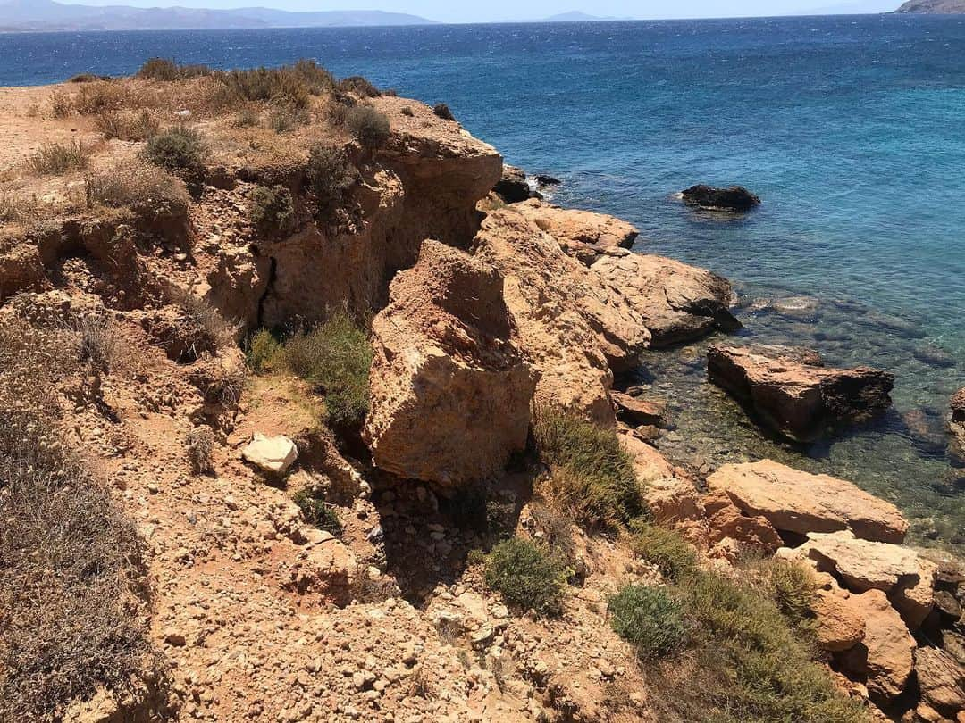 トームさんのインスタグラム写真 - (トームInstagram)「Pretty much slid down this cliff to get to the #rockpool below...view of #Naxos in the distance #Paros #Greece #tometravels」7月13日 22時11分 - tomenyc