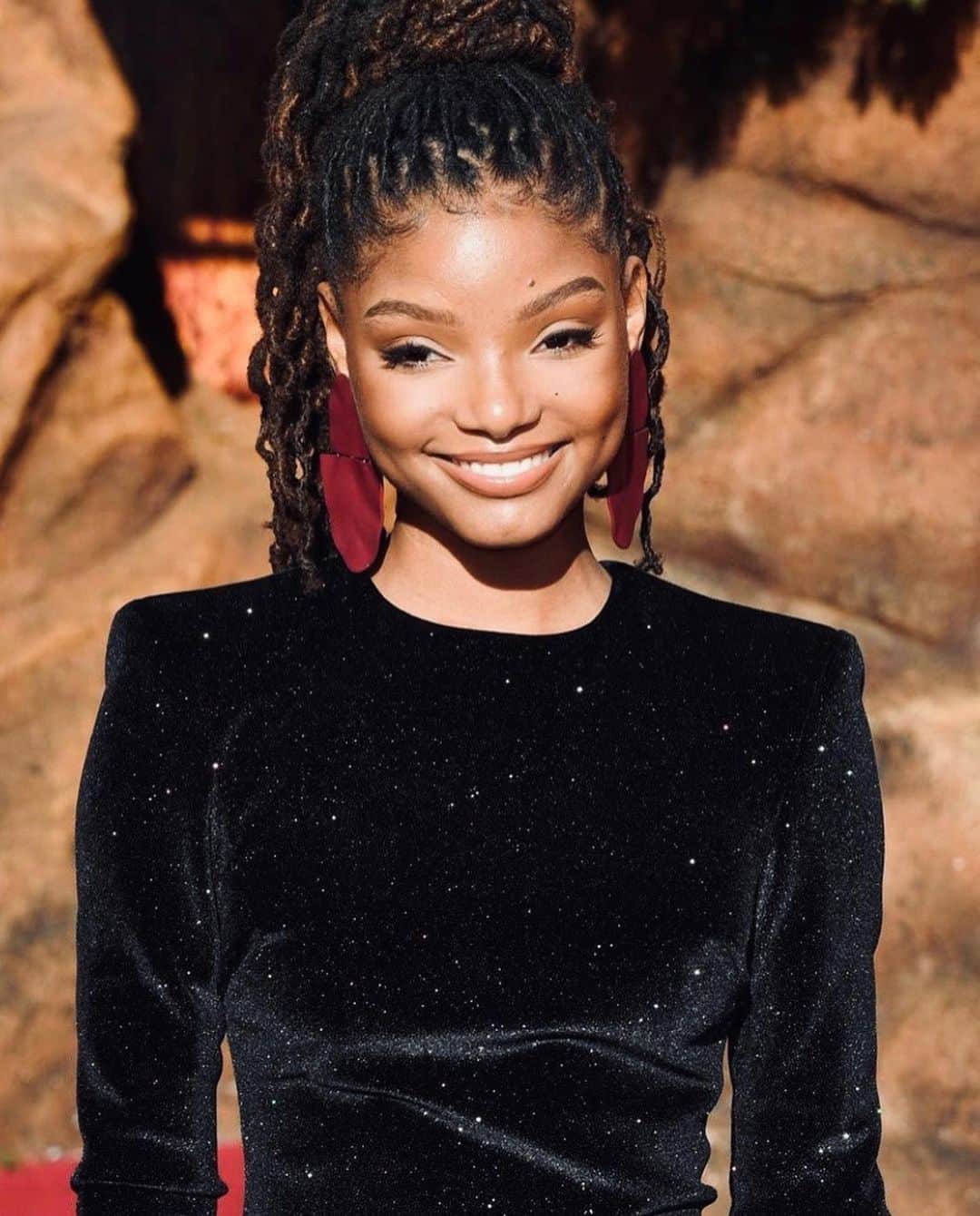 Monica Sordoのインスタグラム：「Halle Bailey from "Chloe X Halle," @chloexhalle, who has been cast as Ariel in Disney's upcoming "The Little Mermaid," wearing our #NSxMS custom Port Shah EarSculptures, styled by @zerinaakers at the Lion King Premiere. Halle is incredibly talented and perfect for this role. These moments of growth, change and inclusion are so important and we look forward to seeing Halle make history ★ ★ ★」