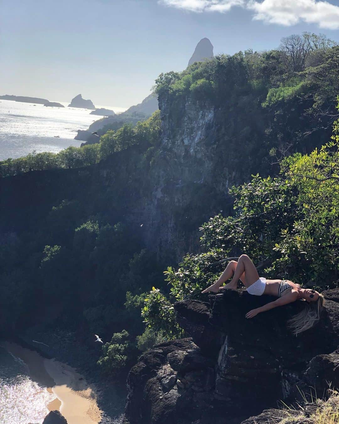 イモージェン・ケアンズのインスタグラム：「🧘‍♂️⛰💛 #morrodopico #morrodopiconoronha #fernandodenoronha #view #atlanticocean #protectedisland #marinenationalpark #brasil」