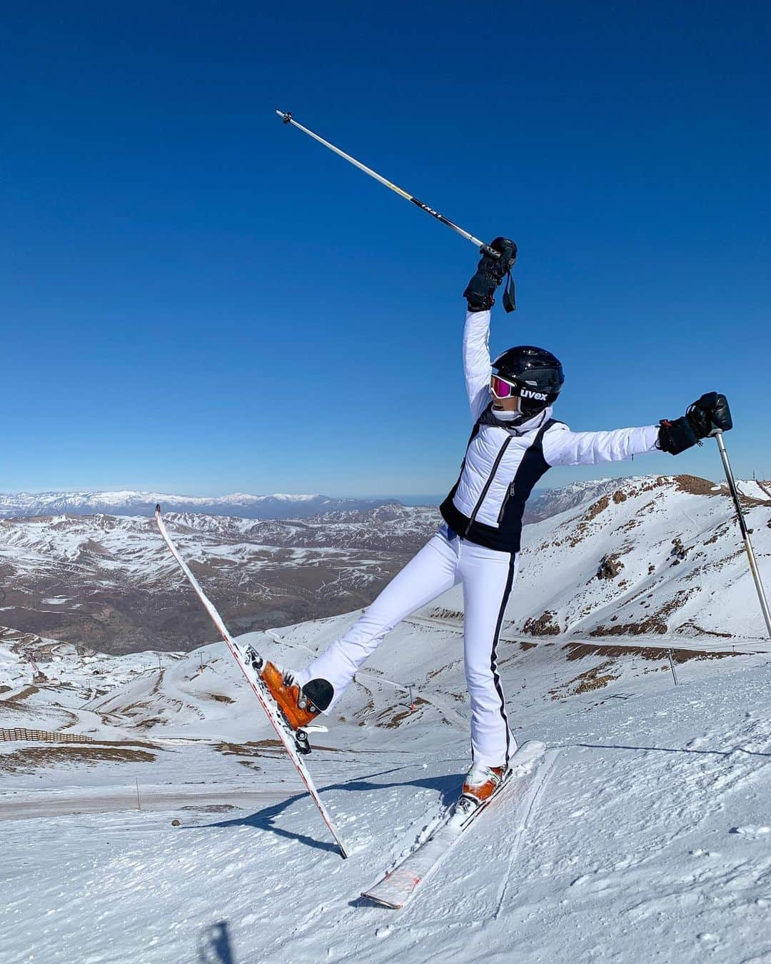 カロリーネ・セリコさんのインスタグラム写真 - (カロリーネ・セリコInstagram)「Bom dia azul 💙 em @valle_nevado ❄️ Você sabia que tem uma loja (linda e cheirosa) 🥰 em São Paulo e em Campinas, a @lojabenevento, que tem absolutamente TUDO que você precisa para colocar na mala de inverno? 🧳 Seja montanha, esportes de esqui, OU cidade, eles tem roupas, casacos, acessórios, sapatos... Tudo! ⛄️ Assim você não tem que ir para a viagem preocupado em chegar e comprar, pode chegar e aproveitar!!! 🤩 Essa roupa minha é inteira da @lojabenevento ❄️ #vivavalle」7月13日 22時05分 - cacelico