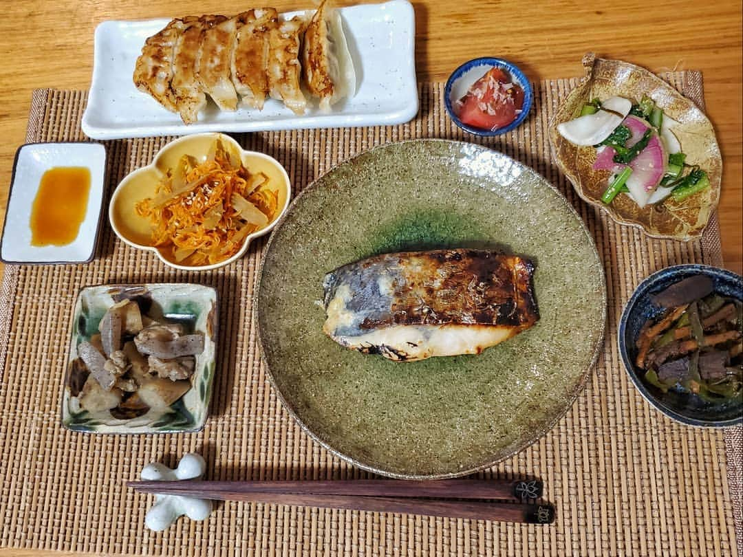 保坂玲奈さんのインスタグラム写真 - (保坂玲奈Instagram)「🍴 . 最近のご飯達🍳 基本炒める、和えるしかしないずぼら😯 . 作家さんの器も好きだけど 民芸も好きなので 沖縄行ったらやちむんと 読谷山焼も見に行こう❇️ . 4.6枚目の木の器は都立大学の ワークショップで作ったもので、 緑の小鉢も世田谷の 陶芸教室で作った。 7枚目のメインの器は 湯河原の陶芸教室で作ったもの♡ . . かっぱ橋も楽しそうだけど どんな感じなんだろ🥺 . . . #自炊 #趣味料理 #趣味食事 #器 #器好き #やちむん #船串篤司 #STAUB #鈴木秀男 #陶芸教室 #テーブルウェア #器好き #夏カレー #献立 #カレー #こいずみみゆき」7月13日 22時06分 - __renao_0707