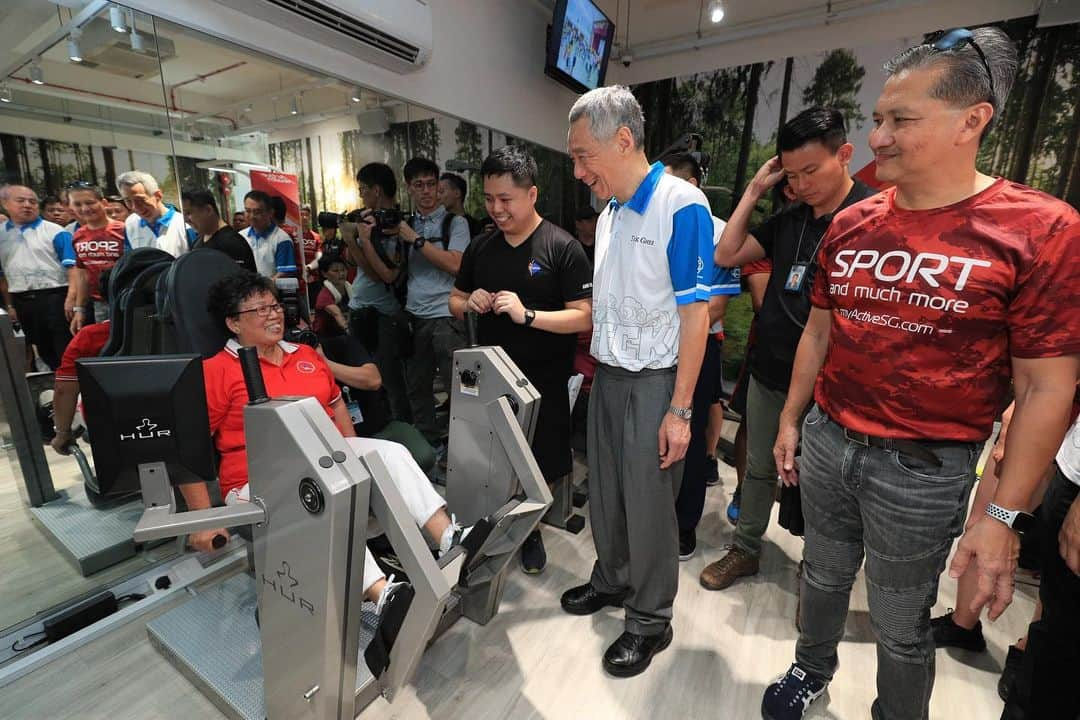 リー・シェンロンさんのインスタグラム写真 - (リー・シェンロンInstagram)「Joined residents at the Active Community Day at Ang Mo Kio CC for an energetic morning! Very glad to see our older residents making good use of the elderly-friendly facilities and programmes in the CC. Joined residents at the Active Community Day at Ang Mo Kio CC for an energetic morning! Very glad to see our older residents making good use of the elderly-friendly facilities and programmes in the CC. ⠀⠀⠀⠀⠀⠀⠀⠀⠀ ⠀⠀⠀⠀⠀⠀⠀⠀⠀ ⠀⠀⠀⠀⠀⠀⠀⠀⠀ Ang Mo Kio CC, together with the nearby Bishan-Ang Mo Kio park, is part of an ecosystem of services that encourages Singaporeans to be more active. It also the first CC in Singapore to have an ActiveSG gym, with an affordable membership fee of just $1.50 per entry for senior citizens. ⠀⠀⠀⠀⠀⠀⠀⠀⠀ ⠀⠀⠀⠀⠀⠀⠀⠀⠀ ⠀⠀⠀⠀⠀⠀⠀⠀⠀ ⠀⠀⠀⠀⠀⠀⠀⠀⠀ Ang Mo Kio is not the only town with many older residents – people all over Singapore are ageing too. By staying active, we can lead longer and healthier lives, spend more time with our loved ones, and continue contributing to our communities and Singapore. Let’s step out and get active! 🏃🏻‍♂️🏃🏾‍♀️ – LHL ⠀⠀⠀⠀⠀⠀⠀⠀⠀ ⠀⠀⠀⠀⠀⠀⠀⠀⠀ ⠀⠀⠀⠀⠀⠀⠀⠀⠀ ⠀ ⠀⠀⠀⠀⠀⠀⠀⠀⠀ (MCI Photos by Kenji Soon; except [4] Photo by me)」7月13日 22時07分 - leehsienloong