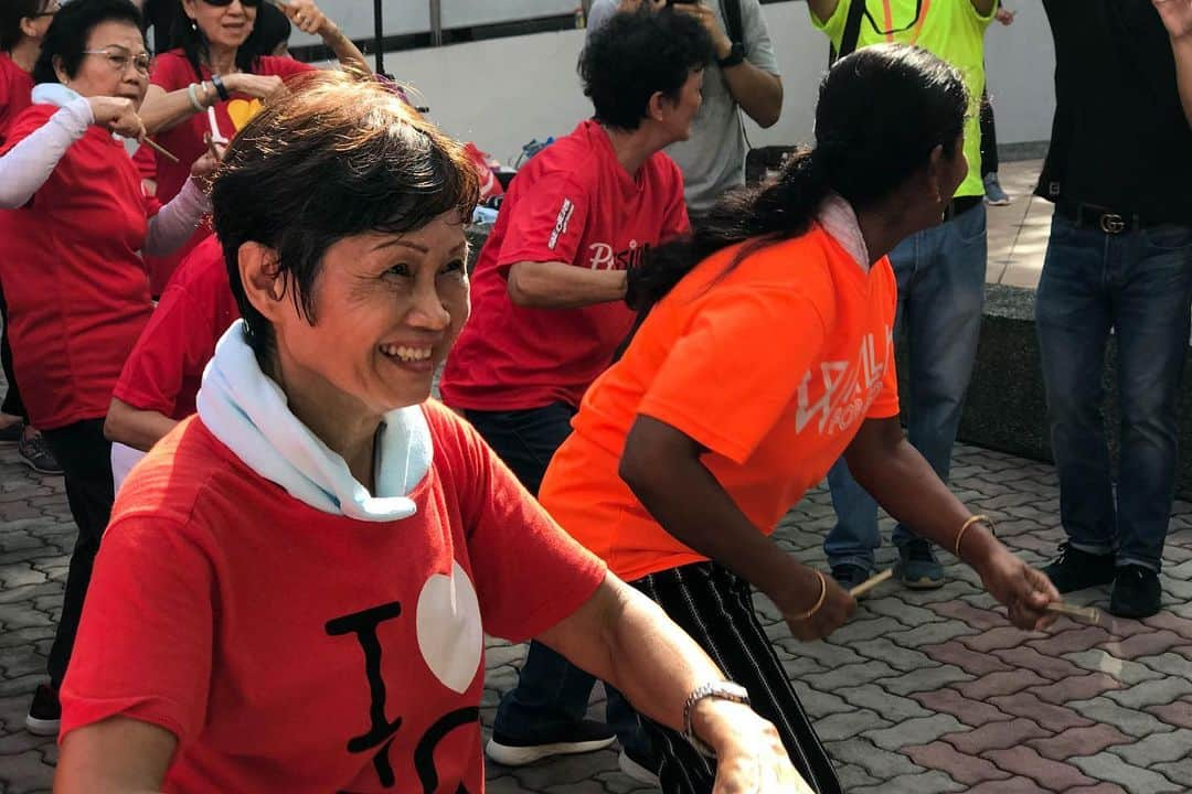 リー・シェンロンさんのインスタグラム写真 - (リー・シェンロンInstagram)「Joined residents at the Active Community Day at Ang Mo Kio CC for an energetic morning! Very glad to see our older residents making good use of the elderly-friendly facilities and programmes in the CC. Joined residents at the Active Community Day at Ang Mo Kio CC for an energetic morning! Very glad to see our older residents making good use of the elderly-friendly facilities and programmes in the CC. ⠀⠀⠀⠀⠀⠀⠀⠀⠀ ⠀⠀⠀⠀⠀⠀⠀⠀⠀ ⠀⠀⠀⠀⠀⠀⠀⠀⠀ Ang Mo Kio CC, together with the nearby Bishan-Ang Mo Kio park, is part of an ecosystem of services that encourages Singaporeans to be more active. It also the first CC in Singapore to have an ActiveSG gym, with an affordable membership fee of just $1.50 per entry for senior citizens. ⠀⠀⠀⠀⠀⠀⠀⠀⠀ ⠀⠀⠀⠀⠀⠀⠀⠀⠀ ⠀⠀⠀⠀⠀⠀⠀⠀⠀ ⠀⠀⠀⠀⠀⠀⠀⠀⠀ Ang Mo Kio is not the only town with many older residents – people all over Singapore are ageing too. By staying active, we can lead longer and healthier lives, spend more time with our loved ones, and continue contributing to our communities and Singapore. Let’s step out and get active! 🏃🏻‍♂️🏃🏾‍♀️ – LHL ⠀⠀⠀⠀⠀⠀⠀⠀⠀ ⠀⠀⠀⠀⠀⠀⠀⠀⠀ ⠀⠀⠀⠀⠀⠀⠀⠀⠀ ⠀ ⠀⠀⠀⠀⠀⠀⠀⠀⠀ (MCI Photos by Kenji Soon; except [4] Photo by me)」7月13日 22時07分 - leehsienloong