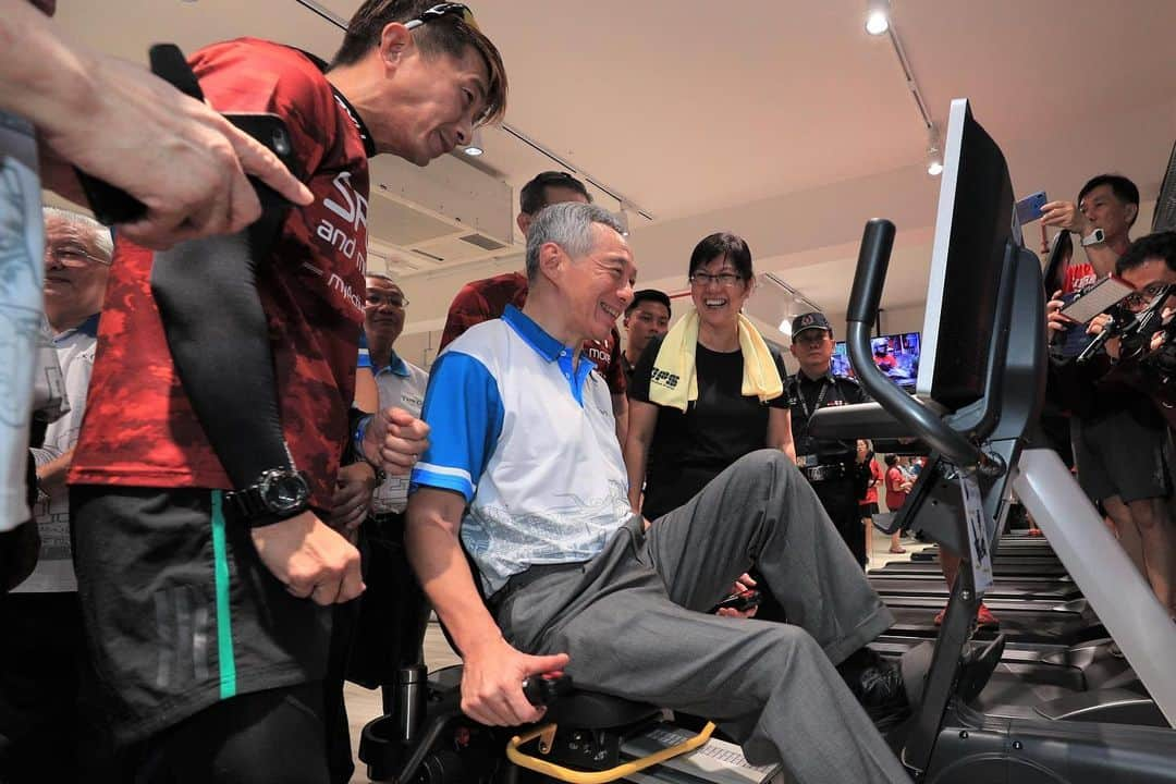 リー・シェンロンさんのインスタグラム写真 - (リー・シェンロンInstagram)「Joined residents at the Active Community Day at Ang Mo Kio CC for an energetic morning! Very glad to see our older residents making good use of the elderly-friendly facilities and programmes in the CC. Joined residents at the Active Community Day at Ang Mo Kio CC for an energetic morning! Very glad to see our older residents making good use of the elderly-friendly facilities and programmes in the CC. ⠀⠀⠀⠀⠀⠀⠀⠀⠀ ⠀⠀⠀⠀⠀⠀⠀⠀⠀ ⠀⠀⠀⠀⠀⠀⠀⠀⠀ Ang Mo Kio CC, together with the nearby Bishan-Ang Mo Kio park, is part of an ecosystem of services that encourages Singaporeans to be more active. It also the first CC in Singapore to have an ActiveSG gym, with an affordable membership fee of just $1.50 per entry for senior citizens. ⠀⠀⠀⠀⠀⠀⠀⠀⠀ ⠀⠀⠀⠀⠀⠀⠀⠀⠀ ⠀⠀⠀⠀⠀⠀⠀⠀⠀ ⠀⠀⠀⠀⠀⠀⠀⠀⠀ Ang Mo Kio is not the only town with many older residents – people all over Singapore are ageing too. By staying active, we can lead longer and healthier lives, spend more time with our loved ones, and continue contributing to our communities and Singapore. Let’s step out and get active! 🏃🏻‍♂️🏃🏾‍♀️ – LHL ⠀⠀⠀⠀⠀⠀⠀⠀⠀ ⠀⠀⠀⠀⠀⠀⠀⠀⠀ ⠀⠀⠀⠀⠀⠀⠀⠀⠀ ⠀ ⠀⠀⠀⠀⠀⠀⠀⠀⠀ (MCI Photos by Kenji Soon; except [4] Photo by me)」7月13日 22時07分 - leehsienloong