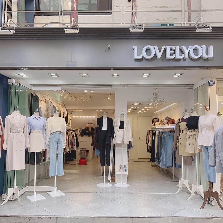 LUCRA（ルクラ）さんのインスタグラム写真 - (LUCRA（ルクラ）Instagram)「韓国に行ったら行くべき！ 大人シンプルな服が多い弘大の服屋さん♥ ㅤㅤㅤ  LOVELYOU ( #弘大 ) ㅤㅤㅤ  ㅤㅤㅤ  弘大にあるこちらのお店、 ジャケットやシャツ系をはじめとした 大人シンプルなお洋服が多いです😍💕 クールに寄っていたり、フェミニンに  寄っていたりどちらのパターンもあるので それもまた良い…(*´◒`*)✨ オフィスコーデっぽいものも 見つかる確率が高い🎶 ㅤㅤㅤ  ㅤㅤㅤ  お店の方がとにかくセンスが良く 気になってる物を試着するとき、 合わせるインナーや羽織りものを 持ってきてくれるんですが、全部おしゃれなのだそう✨ ㅤㅤㅤ  ㅤㅤㅤ  価格は梨大ほど安くないので、 3000〜6000円くらいが相場ですが🤔 試着もできますし、縫製も良い◎ ㅤㅤㅤ  韓国服といえばもう少しカジュアルだったり 華やかだったり、もしくはベージュ系な イメージがあるかと思いますが！ こういったシンプルコーデ系の服も 売ってるので、いろんなテイストに安くで チャレンジすることもできちゃいますよ🌸 ㅤㅤㅤ  ㅤㅤㅤ 📍アクセス📍 弘大8番出口から出でて、 服屋さんが立ち並ぶエリアにあります✨ お店の外観を 参考にして見つけてください☺️ ㅤㅤㅤ  ㅤㅤㅤ  ㅤㅤ ﻿ Photo by  @sorasis_korea  ㅤㅤㅤ ㅤㅤㅤㅤㅤㅤㅤㅤㅤㅤㅤ ㅤㅤㅤ  LUCRA公式Instagram上で紹介させて頂くお写真を募集中！写真に#lucrajp をつけるかタグ付けして投稿してくださいね♡  #韓国旅行 #韓国情報 #韓国旅行記  #韓国旅行🇰🇷 #韓国🇰🇷 #韓国女子  #ソウル旅行 #ソウル旅 #韓国女子旅  #韓国一人旅 #韓国大好き #海外旅行 #韓国ファッション #ザラジョ #ザラ #韓国服 #韓国購入品 #韓国ショッピング  #韓国ファッション通販 #韓国コーデ #韓国好きな人と繋がりたい #ジャケット #オフィスコーデ #Tシャツ #デニムコーデ」7月13日 22時10分 - lucra_app