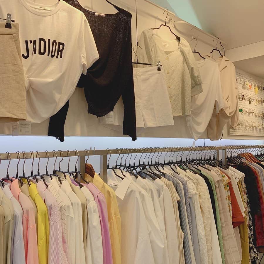 LUCRA（ルクラ）さんのインスタグラム写真 - (LUCRA（ルクラ）Instagram)「韓国に行ったら行くべき！ 大人シンプルな服が多い弘大の服屋さん♥ ㅤㅤㅤ  LOVELYOU ( #弘大 ) ㅤㅤㅤ  ㅤㅤㅤ  弘大にあるこちらのお店、 ジャケットやシャツ系をはじめとした 大人シンプルなお洋服が多いです😍💕 クールに寄っていたり、フェミニンに  寄っていたりどちらのパターンもあるので それもまた良い…(*´◒`*)✨ オフィスコーデっぽいものも 見つかる確率が高い🎶 ㅤㅤㅤ  ㅤㅤㅤ  お店の方がとにかくセンスが良く 気になってる物を試着するとき、 合わせるインナーや羽織りものを 持ってきてくれるんですが、全部おしゃれなのだそう✨ ㅤㅤㅤ  ㅤㅤㅤ  価格は梨大ほど安くないので、 3000〜6000円くらいが相場ですが🤔 試着もできますし、縫製も良い◎ ㅤㅤㅤ  韓国服といえばもう少しカジュアルだったり 華やかだったり、もしくはベージュ系な イメージがあるかと思いますが！ こういったシンプルコーデ系の服も 売ってるので、いろんなテイストに安くで チャレンジすることもできちゃいますよ🌸 ㅤㅤㅤ  ㅤㅤㅤ 📍アクセス📍 弘大8番出口から出でて、 服屋さんが立ち並ぶエリアにあります✨ お店の外観を 参考にして見つけてください☺️ ㅤㅤㅤ  ㅤㅤㅤ  ㅤㅤ ﻿ Photo by  @sorasis_korea  ㅤㅤㅤ ㅤㅤㅤㅤㅤㅤㅤㅤㅤㅤㅤ ㅤㅤㅤ  LUCRA公式Instagram上で紹介させて頂くお写真を募集中！写真に#lucrajp をつけるかタグ付けして投稿してくださいね♡  #韓国旅行 #韓国情報 #韓国旅行記  #韓国旅行🇰🇷 #韓国🇰🇷 #韓国女子  #ソウル旅行 #ソウル旅 #韓国女子旅  #韓国一人旅 #韓国大好き #海外旅行 #韓国ファッション #ザラジョ #ザラ #韓国服 #韓国購入品 #韓国ショッピング  #韓国ファッション通販 #韓国コーデ #韓国好きな人と繋がりたい #ジャケット #オフィスコーデ #Tシャツ #デニムコーデ」7月13日 22時10分 - lucra_app