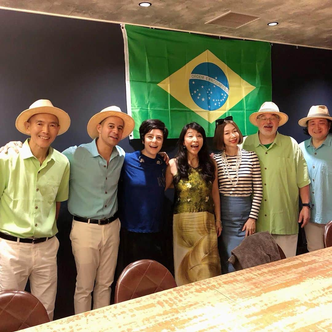 野宮真貴さんのインスタグラム写真 - (野宮真貴Instagram)「東京は夜の七時でした♪ 今日は、友人でブラジルの渋谷系(⁉︎)フェルナンダ・タカイと小野リサさんのスペシャルライブへ。 フェルナンダと一緒に作った曲(日本語詞を担当)を小野リサさんが歌ってくれて感激。その直後に名前を呼ばれスポットライトで照らされるという嬉し恥ずかしい一コマも😅 ボザノヴァを歌う二人の心地よい歌声は、梅雨空の東京に太陽を呼び込んでくれたようでしたー♪  #東京は夜の七時でした #ブルーノート東京 #小野リサ #フェルナンダタカイ #fernandatakai #野宮真貴 #missmakinomiya」7月13日 22時20分 - missmakinomiya