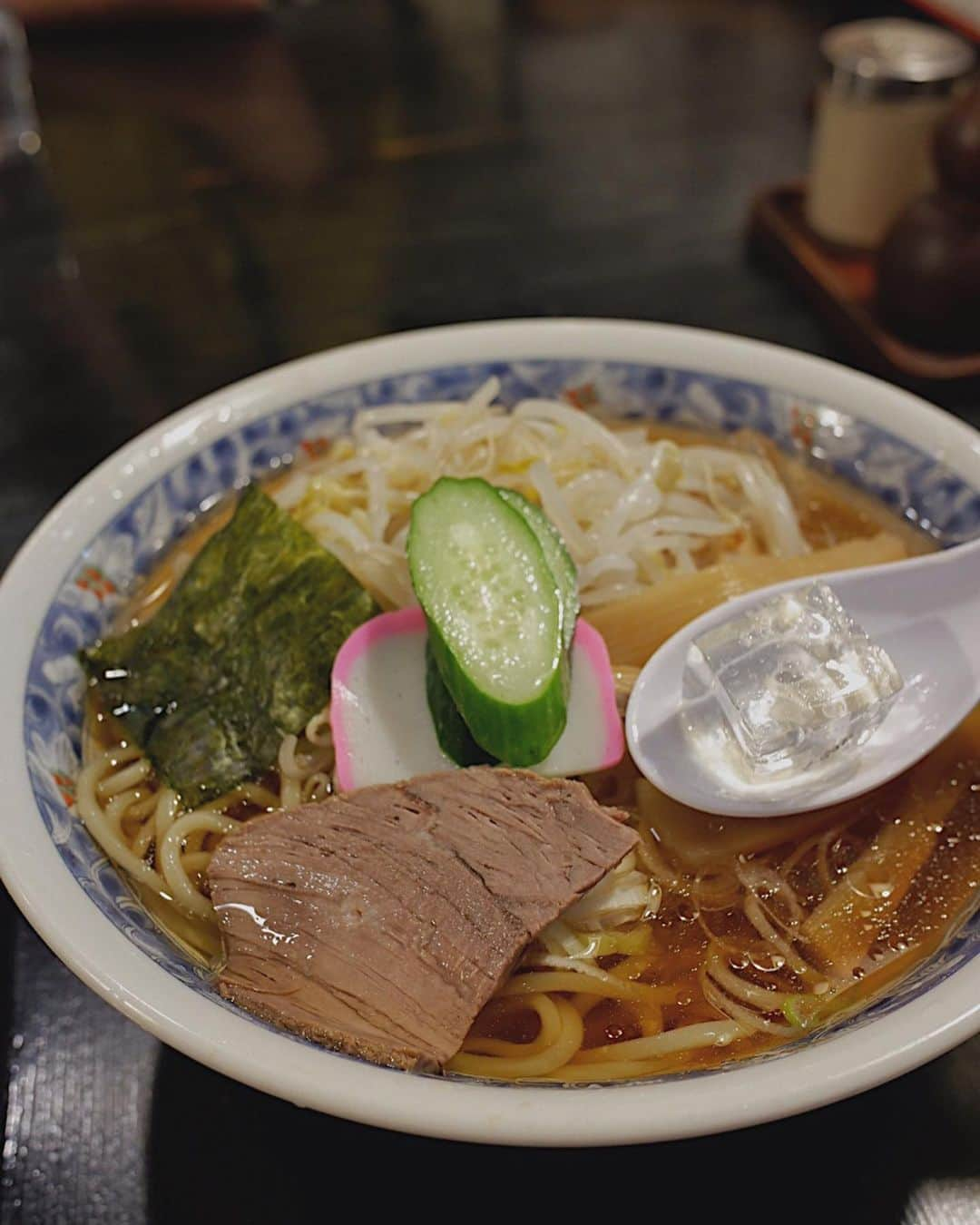 川本彩さんのインスタグラム写真 - (川本彩Instagram)「山形名物の冷やしラーメン🍜🧡﻿ 冷麺みたいな感じか...？﻿ と勝手に予想していたら、本当にラーメンがそのまま冷たくなっていてびっくりした😳！﻿ ﻿ スープに浮いてる氷...❄️驚﻿ ﻿ 猛暑日に食べたら、夏バテしてる時に食べたら、、、﻿ 体中に沁みわたりそうで想像してはわくわくする🤤﻿ ﻿﻿ #ラーメン #冷やしラーメン #山形ラーメン #栄屋本店 #ご当地ラーメン #travel #travels #instatravel #travelgram #traveling #travelphoto #likes #yamagata #sightseeing #﻿ #旅 #旅の思い出 #旅行 #旅の記録 #旅行好き #国内旅行 #小旅行 #旅女子 #温泉旅行 #山形 #山形旅行 #山形観光」7月13日 22時13分 - aya_kawamoto