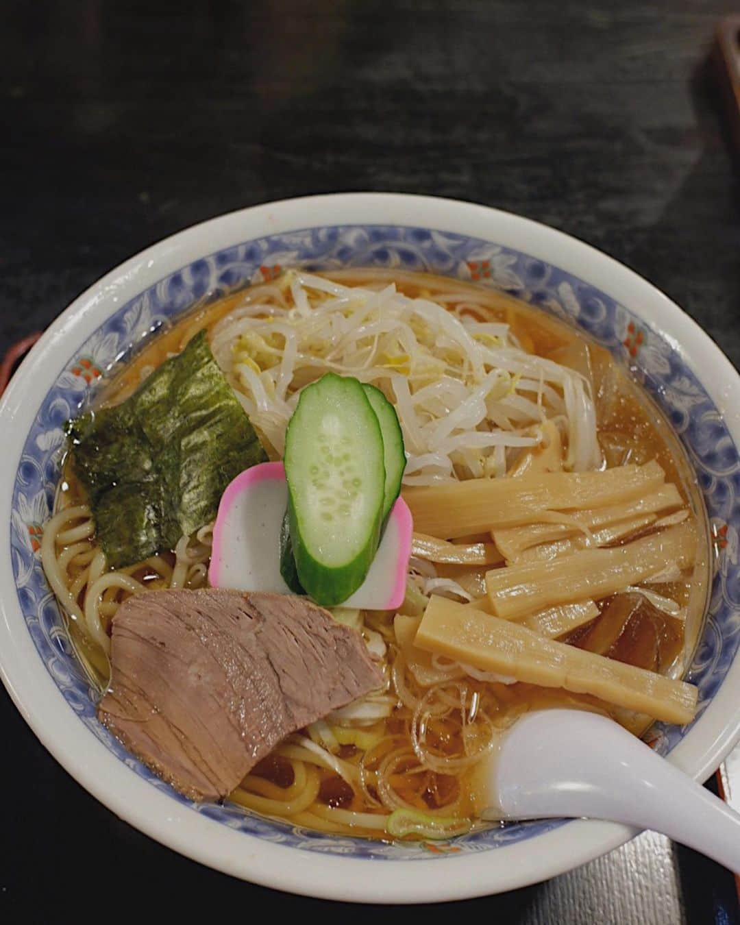 川本彩さんのインスタグラム写真 - (川本彩Instagram)「山形名物の冷やしラーメン🍜🧡﻿ 冷麺みたいな感じか...？﻿ と勝手に予想していたら、本当にラーメンがそのまま冷たくなっていてびっくりした😳！﻿ ﻿ スープに浮いてる氷...❄️驚﻿ ﻿ 猛暑日に食べたら、夏バテしてる時に食べたら、、、﻿ 体中に沁みわたりそうで想像してはわくわくする🤤﻿ ﻿﻿ #ラーメン #冷やしラーメン #山形ラーメン #栄屋本店 #ご当地ラーメン #travel #travels #instatravel #travelgram #traveling #travelphoto #likes #yamagata #sightseeing #﻿ #旅 #旅の思い出 #旅行 #旅の記録 #旅行好き #国内旅行 #小旅行 #旅女子 #温泉旅行 #山形 #山形旅行 #山形観光」7月13日 22時13分 - aya_kawamoto