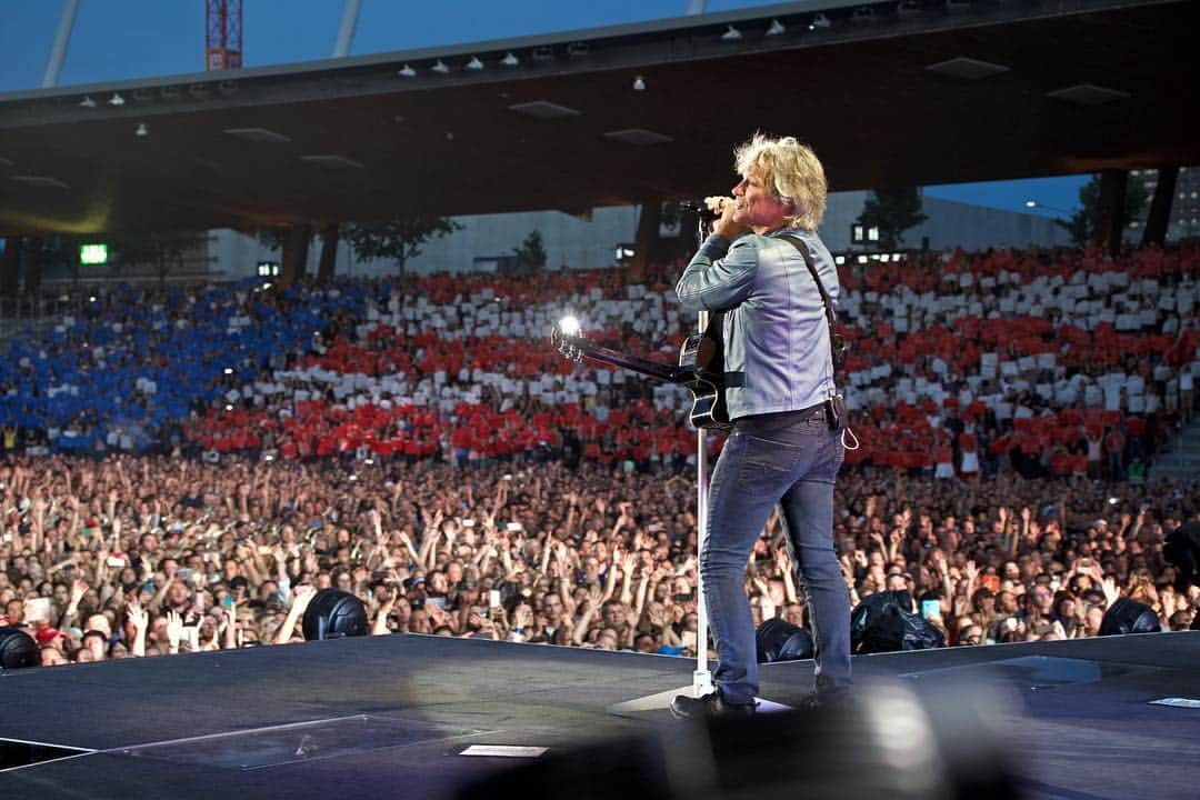 Bon Joviさんのインスタグラム写真 - (Bon JoviInstagram)「From our show in Zurich... @maxcani and our Italian fans were up to something! Thanks for a great night, Zurich! - JBJ」7月13日 22時13分 - bonjovi