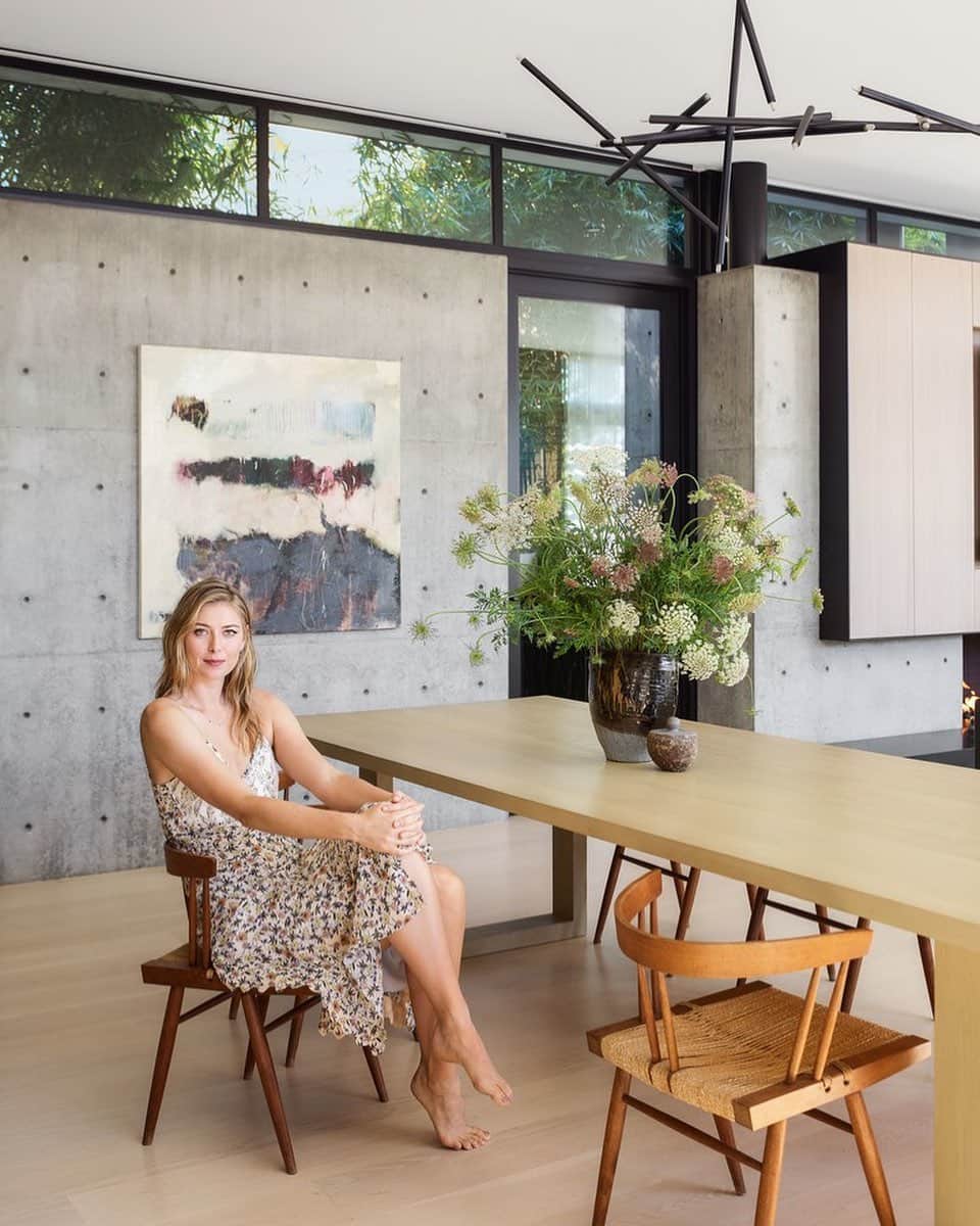 マリア・シャラポワのインスタグラム：「Still slightly mesmerized seeing my home grace the cover of @archdigest. This shot taken in the dining room, which sits in the middle of an open floor plan next to the kitchen and a very zen living area.  How beautiful are these George Nakashima chairs? 😍」