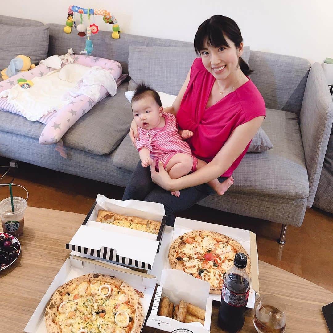 のインスタグラム：「今日は旦那さんのご両親がももちゃんに会いに来てくれたのでナポリの窯でピザを注文しました🍕✨ ナポリの窯のパイ生地が大好き💕 そして今日は朝ヨガで早起きしたからももちゃんとちょっぴりお昼寝(^_-) 意識がなくなったらすぐに起こされちゃったけど😂笑 #ナポリの窯#ピザ#デリバリー#デリバリーピザ#お昼寝#生後3カ月#ももちゃんです🤗 #赤ちゃん#赤ちゃんのいる生活 #女の子ママ」