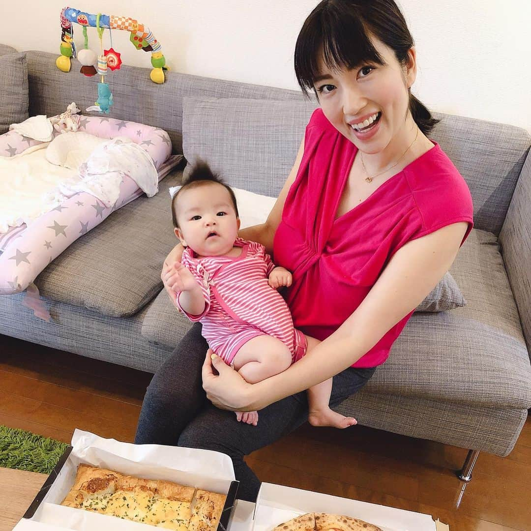 庄司ゆうこさんのインスタグラム写真 - (庄司ゆうこInstagram)「今日は旦那さんのご両親がももちゃんに会いに来てくれたのでナポリの窯でピザを注文しました🍕✨ ナポリの窯のパイ生地が大好き💕 そして今日は朝ヨガで早起きしたからももちゃんとちょっぴりお昼寝(^_-) 意識がなくなったらすぐに起こされちゃったけど😂笑 #ナポリの窯#ピザ#デリバリー#デリバリーピザ#お昼寝#生後3カ月#ももちゃんです🤗 #赤ちゃん#赤ちゃんのいる生活 #女の子ママ」7月13日 22時16分 - yuko.shoji