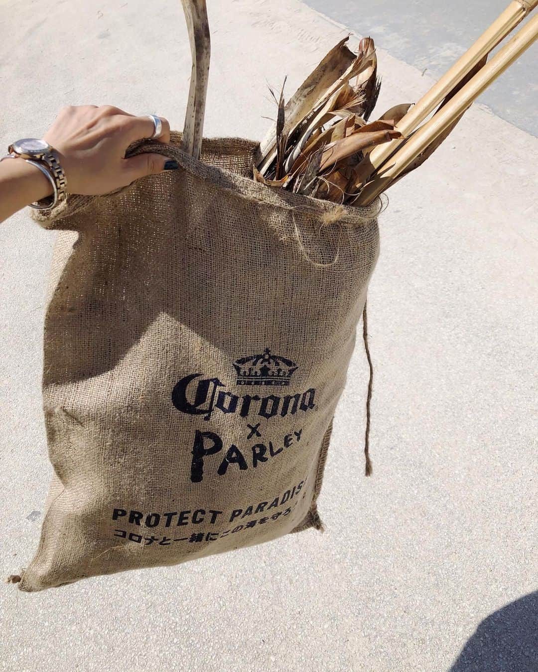 松本瞳のインスタグラム：「. 本日はビーチクリーンから🧹 . 最近はペットボトル買うのをやめて nalgeneのボトル持ち歩いたり、 コンビニではビニール貰わないようにしてる。 . #coronaxparley」