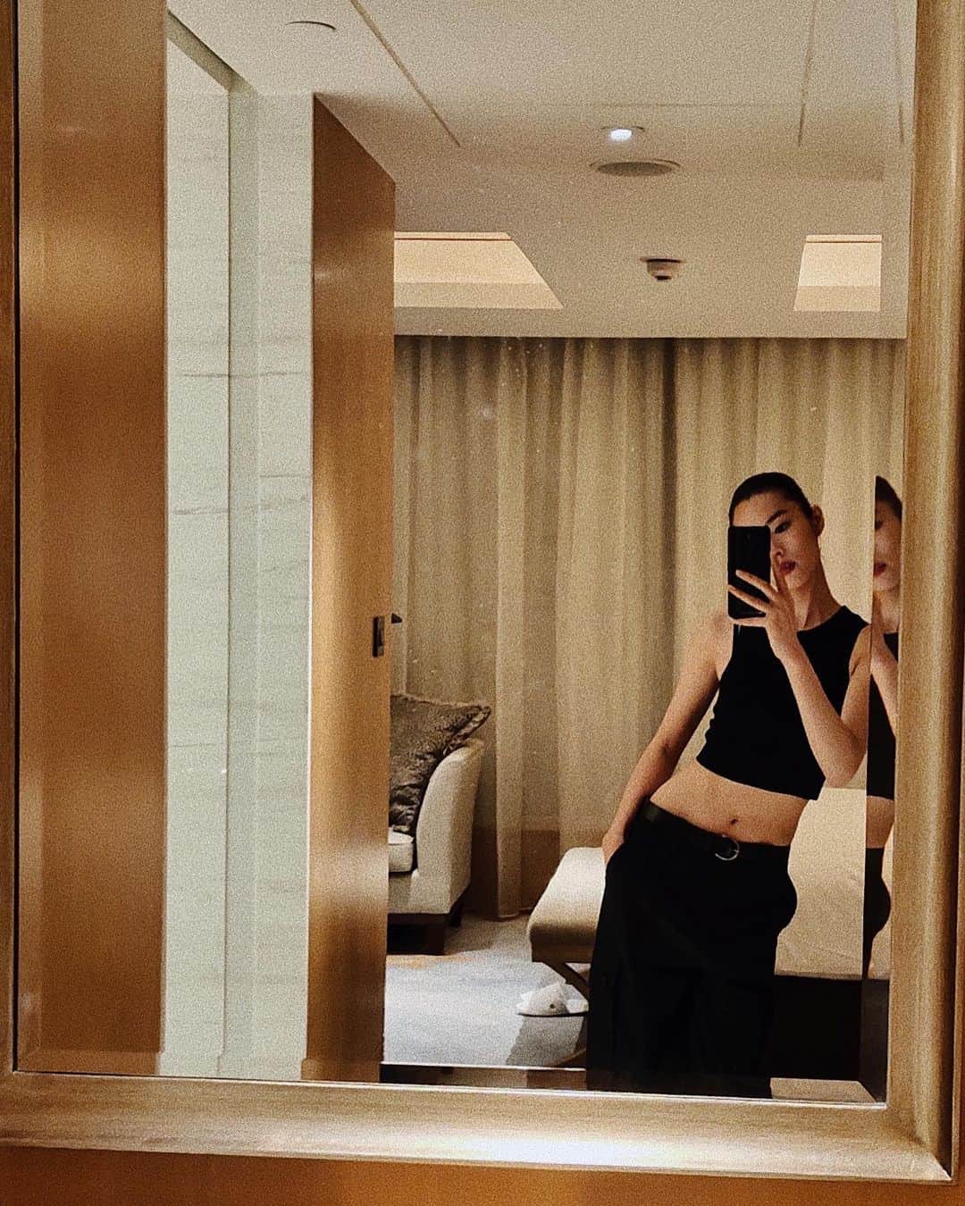 リウ・ウェンのインスタグラム：「Another job, another hotel 🌛」