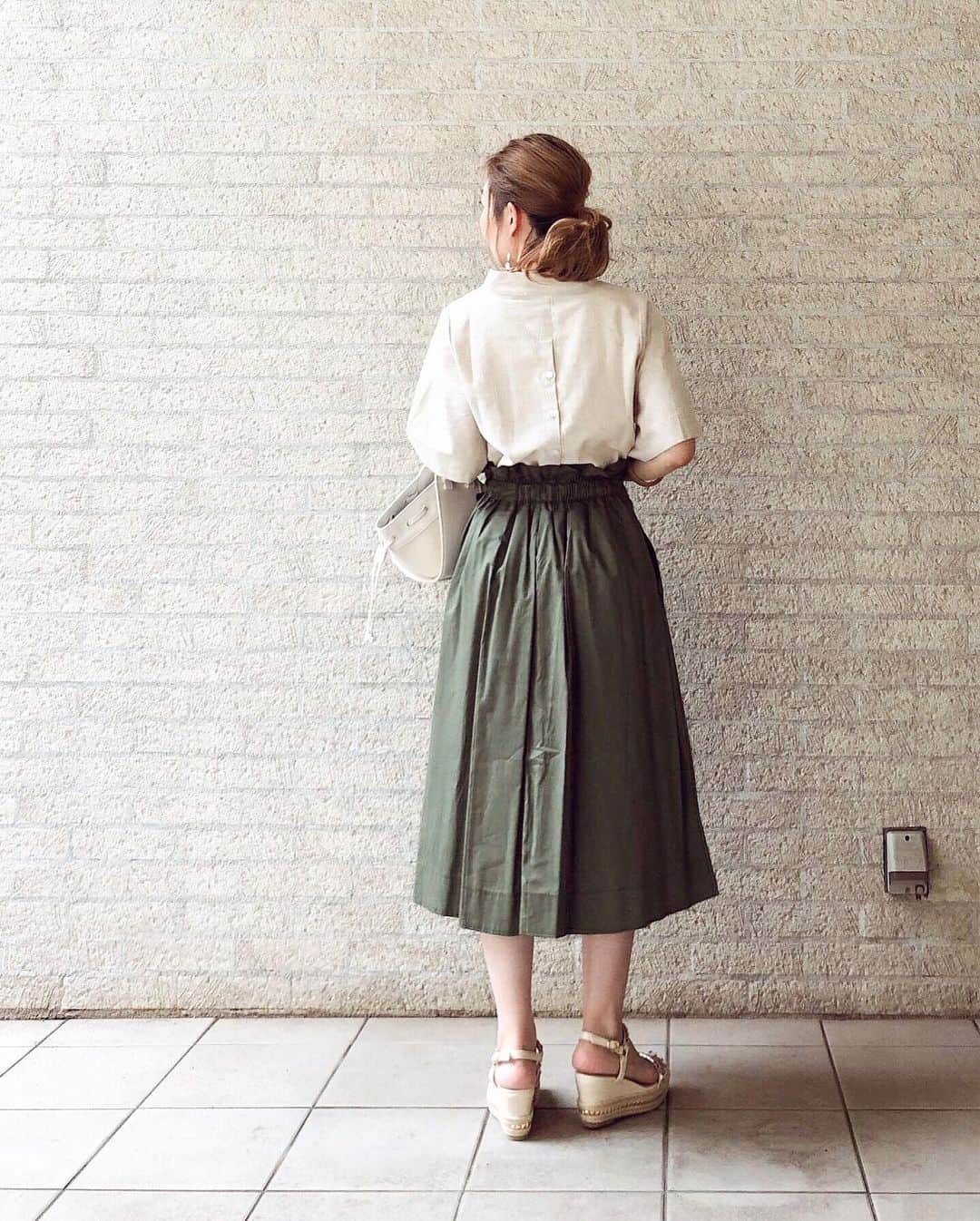 nanaさんのインスタグラム写真 - (nanaInstagram)「ㅤ ㅤ 2019.7.13 Sat #nanacoordinate 𓇼 ななコ 🐼ㅤ ㅤ ㅤ beige 𓇬 khaki 𓆸*ﾟ ﾏﾀblogに詳しく書きます✎*。 ━━━━━☞blogへはtopからﾄﾍﾞﾏｽ𓅩𓂃 ㅤㅤ ㅤ ㅤ @roomys_official のﾄﾚﾝﾁﾗｲｸｽｶｰﾄは ｶｰｷをﾁｮｲｽ𓂬𓂬 ｳｴｽﾄﾏｰｸでｽﾀｲﾙｱｯﾌﾟ𓀠𓀠𓀠 ㅤ ﾌﾞﾗｳｽは @lavishgate のん𓂅 後ろがｶﾜｲｲ❤︎ ㅤ ｻﾝﾀﾞﾙは @sesto_shoes で安定感、脚長効果共にﾊﾞﾂｸﾞﾝ𓇔 ㅤ  ㅤ ㅤ ㅤ #roomys #roomys_style #skirt #blouse #lavishgate #sandals #outfit #fashion #ootd #coordinate #大人カジュアル  #locari mery  #beaustagrammer  #シンプルコーデ #プチプラコーデ  #mineby3mootd #instafashion #fashionblogger #fashionista #데일리록 #코디 #옷스타그램 #멋스타그램 #穿搭 #오오티디  #패션스타그램일상」7月13日 22時23分 - nanapanda517