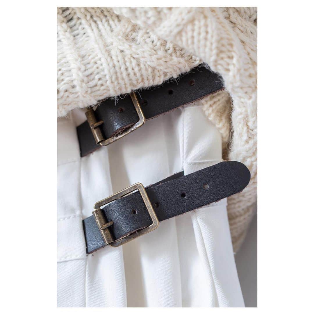 キャベジズ&ローゼズのインスタグラム：「Sweet Little Things 💕💕 The Priory Kilt in Calico Blanco is a wrap around skirt with the most charming leather buckle fastenings. Neat little details make Priory the perfect summer skirt #summerwhites #kilts #britishfashion #skirts #littledetails #leatherbuckle #madeinlondon #consciousfashion #cabbagesandroses #cabbagesandrosesfashion @christina_strutt @cabbagesandroses_shop 👆Link In Bio👆」