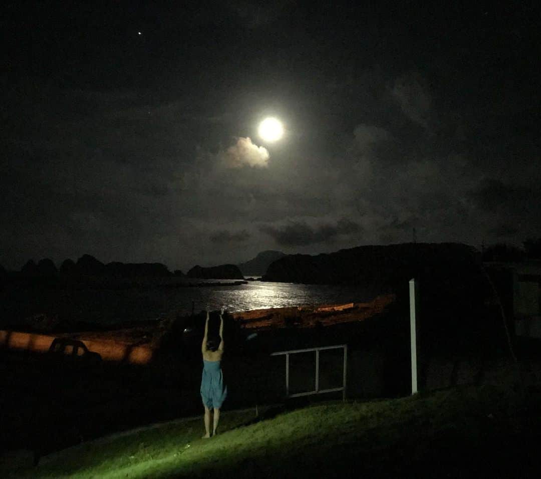 はねゆりのインスタグラム：「月に向かって腕をピーン💪✨綺麗な月🌝 How beautiful last night's moon was😌」