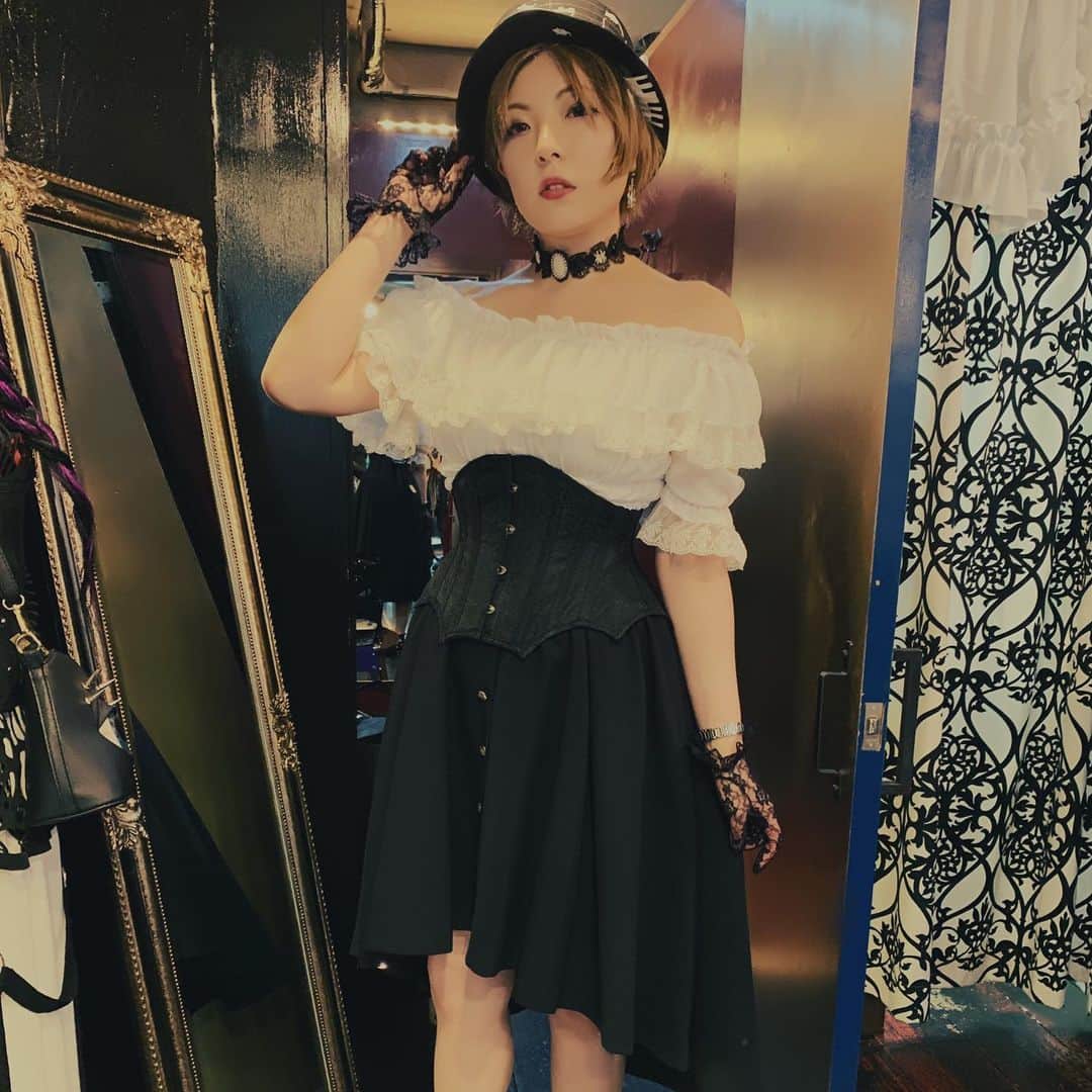 中山恵梨香のインスタグラム：「コルセット体験に行ってきました！ コルセットってなんでこんなに素敵なんざましょ！！！！ とこしえにあれ！ 🌙 そんでうさぎちゃんバースデーパーティーTシャツも無事に買えご機嫌さ！ #コルセット #noblenoire」