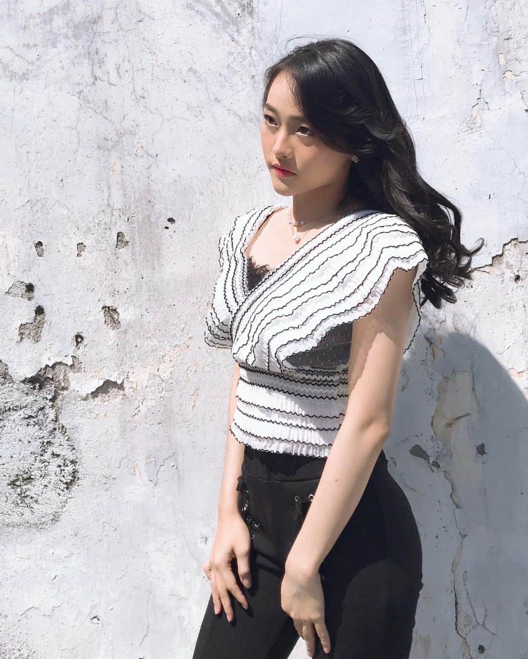 ロナ・アングラエニのインスタグラム：「Menatap masa depan yang menyilaukan 😛」